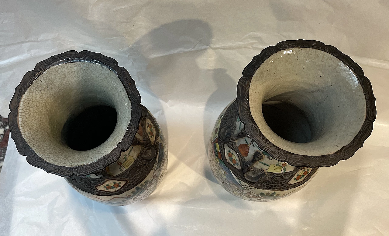 Pair of Chinese ceramic vases with war scenes and wooden details, 1920s 6