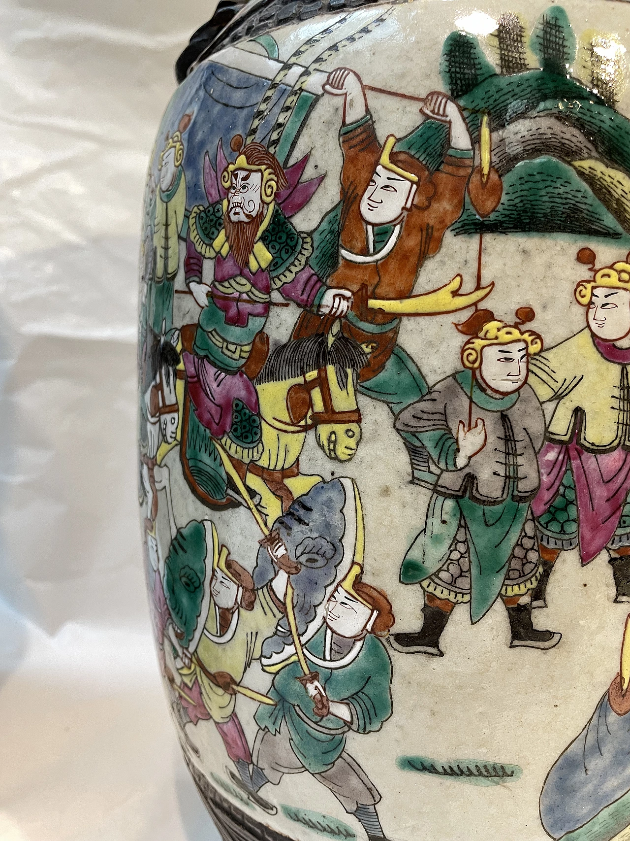 Pair of Chinese ceramic vases with war scenes and wooden details, 1920s 7