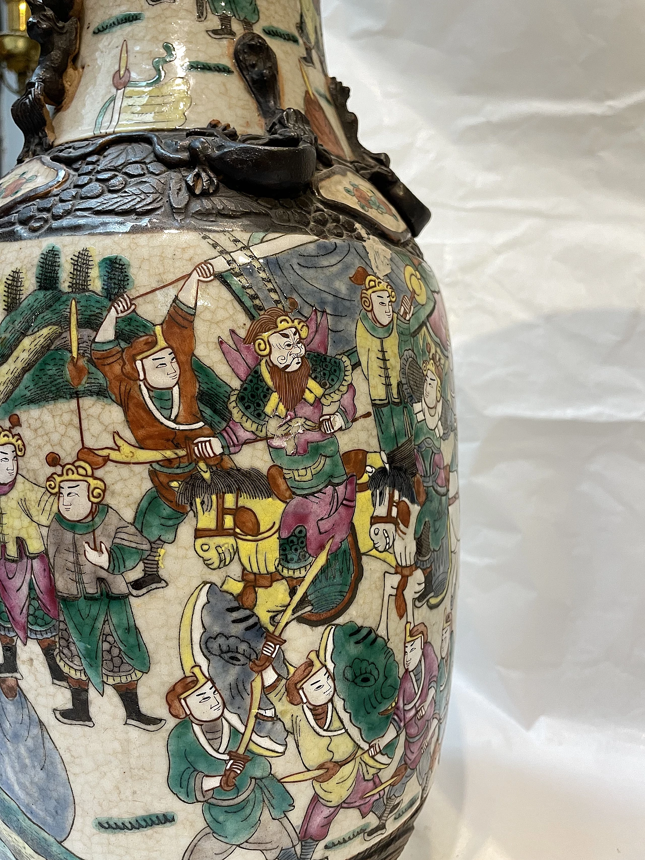 Pair of Chinese ceramic vases with war scenes and wooden details, 1920s 8