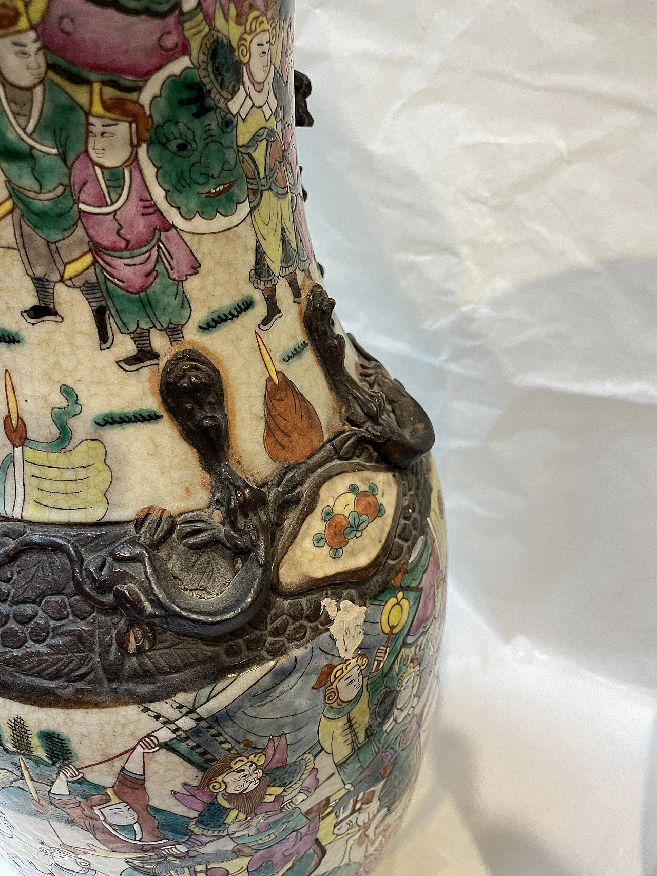 Pair of Chinese ceramic vases with war scenes and wooden details, 1920s 9