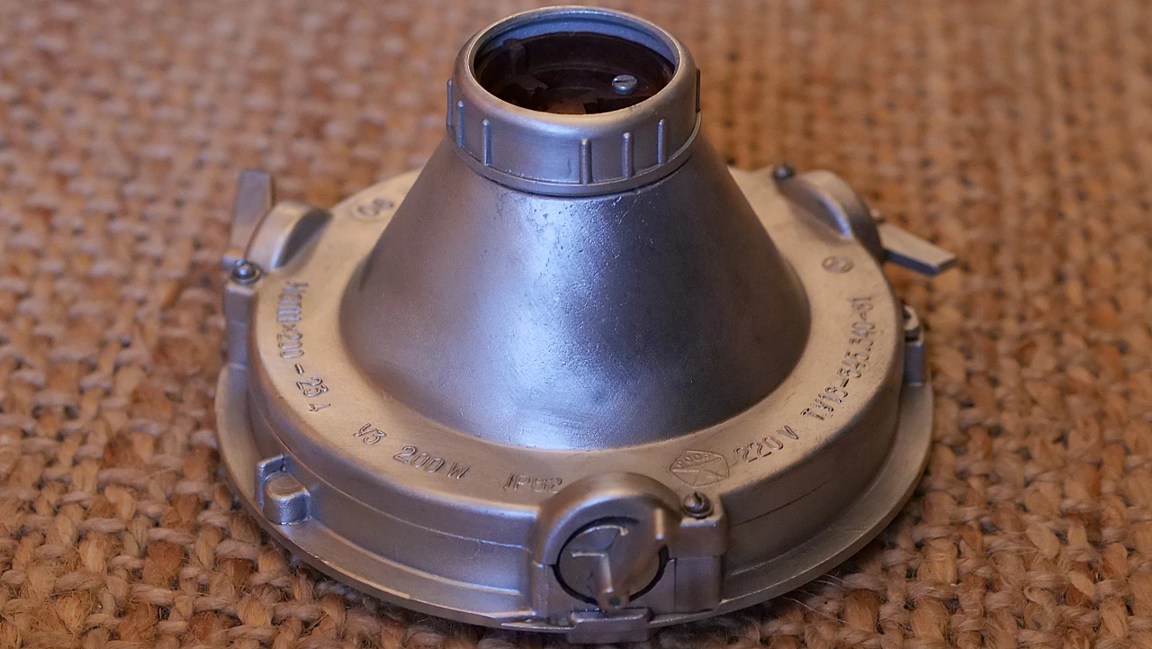 Coppia di lampade da soffitto industriali in alluminio, bachelite e vetro, anni '60 1