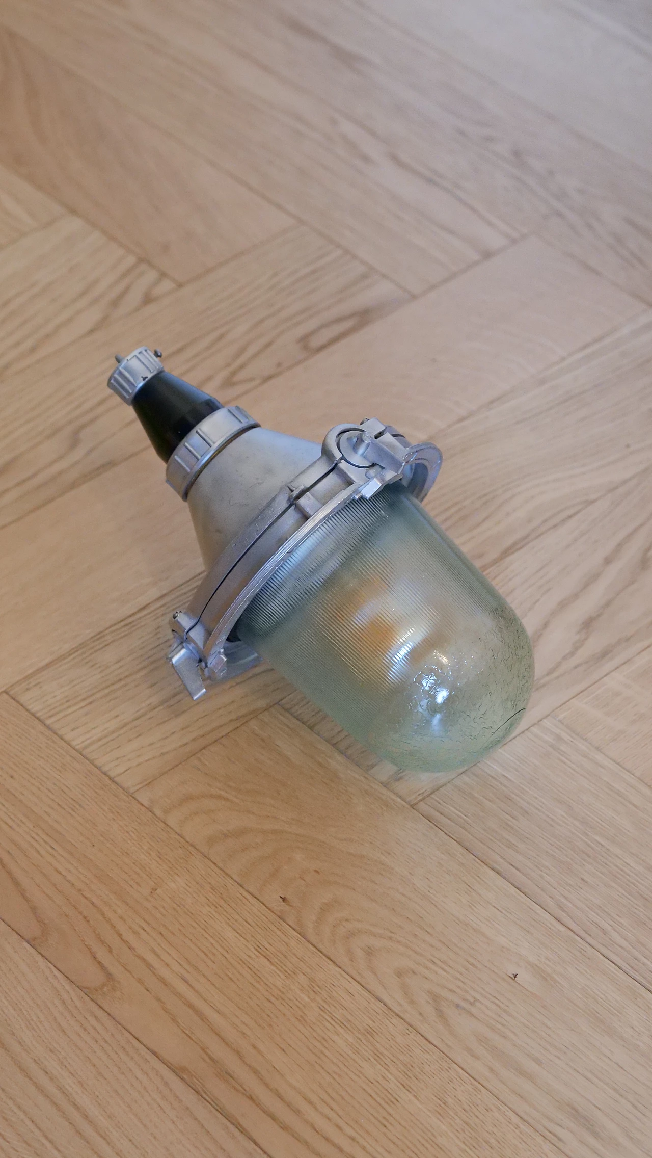 Coppia di lampade da soffitto industriali in alluminio, bachelite e vetro, anni '60 3