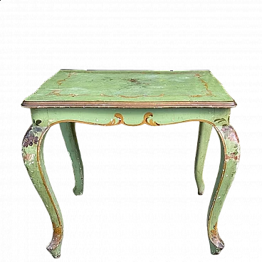 Green wood coffee table with floral decoration