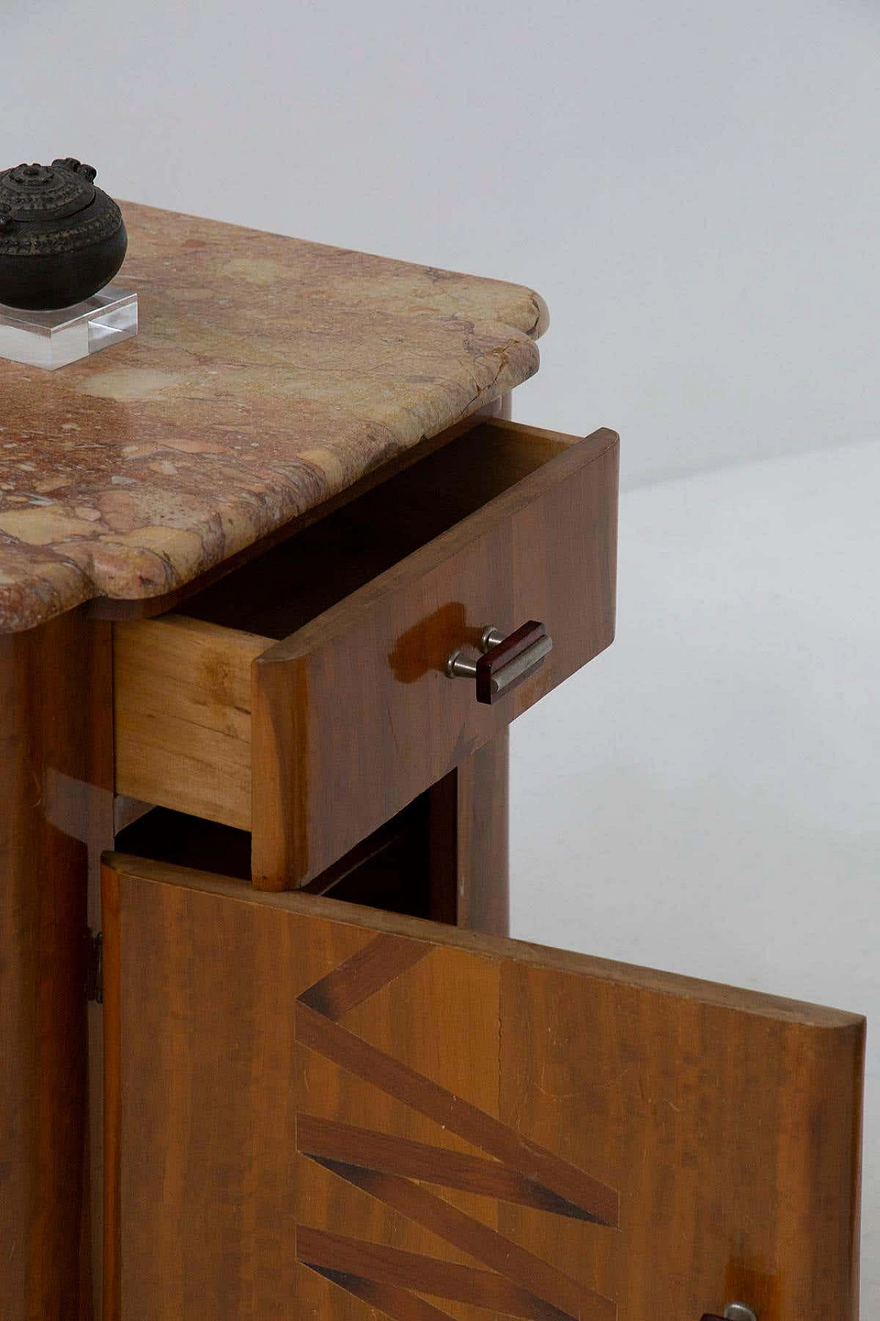 Pair of futurist marble and wood nightstands, 1910s 10