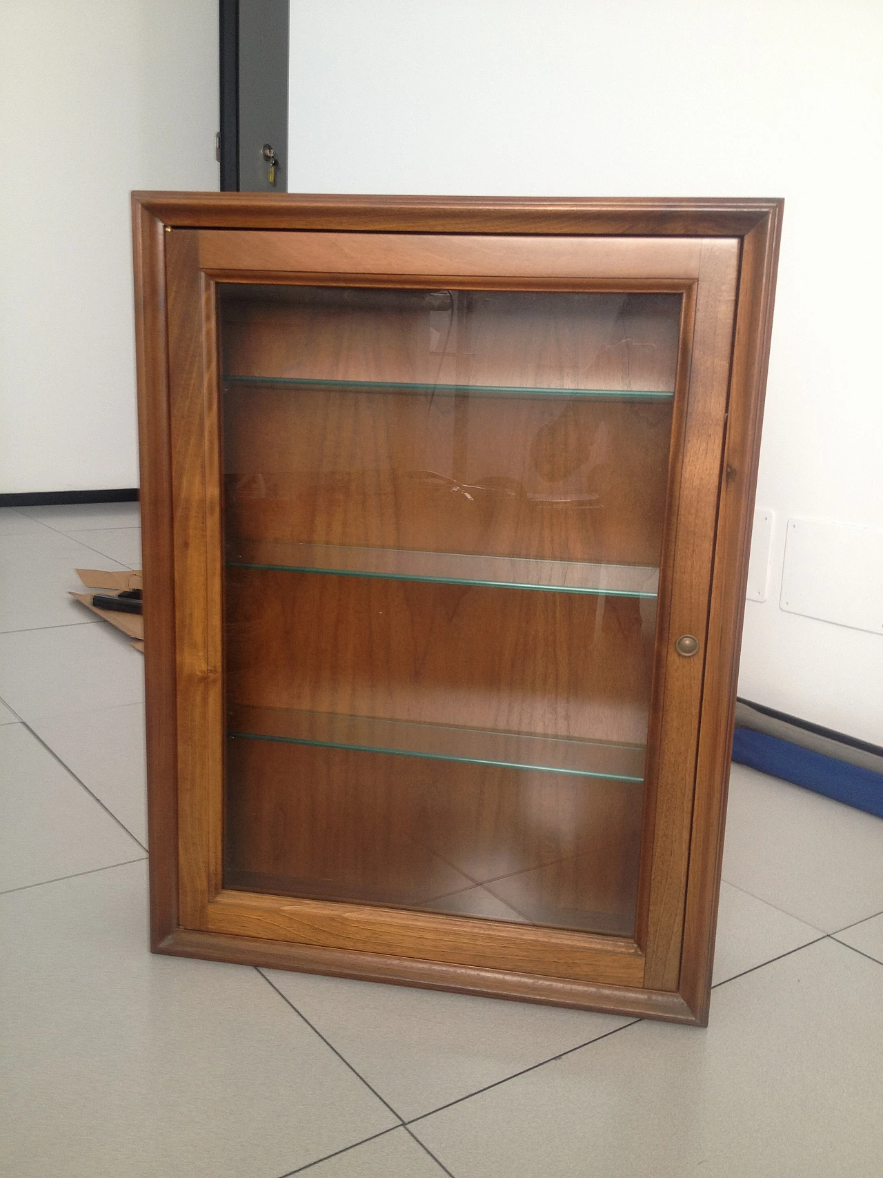 Vetrinetta a muro in noce massello, anni 2000 1