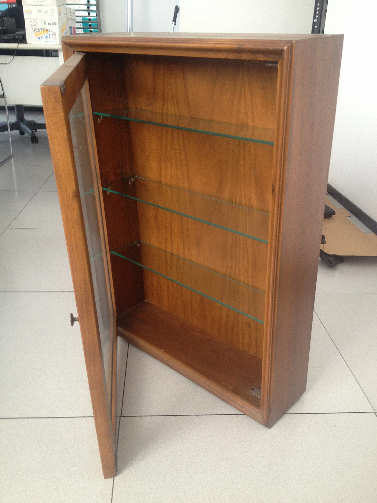 Vetrinetta a muro in noce massello, anni 2000 2