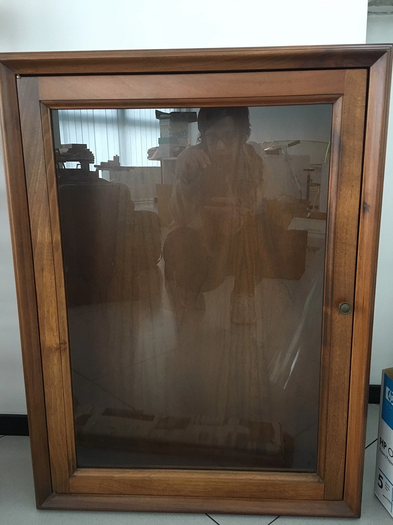 Vetrinetta a muro in noce massello, anni 2000 3