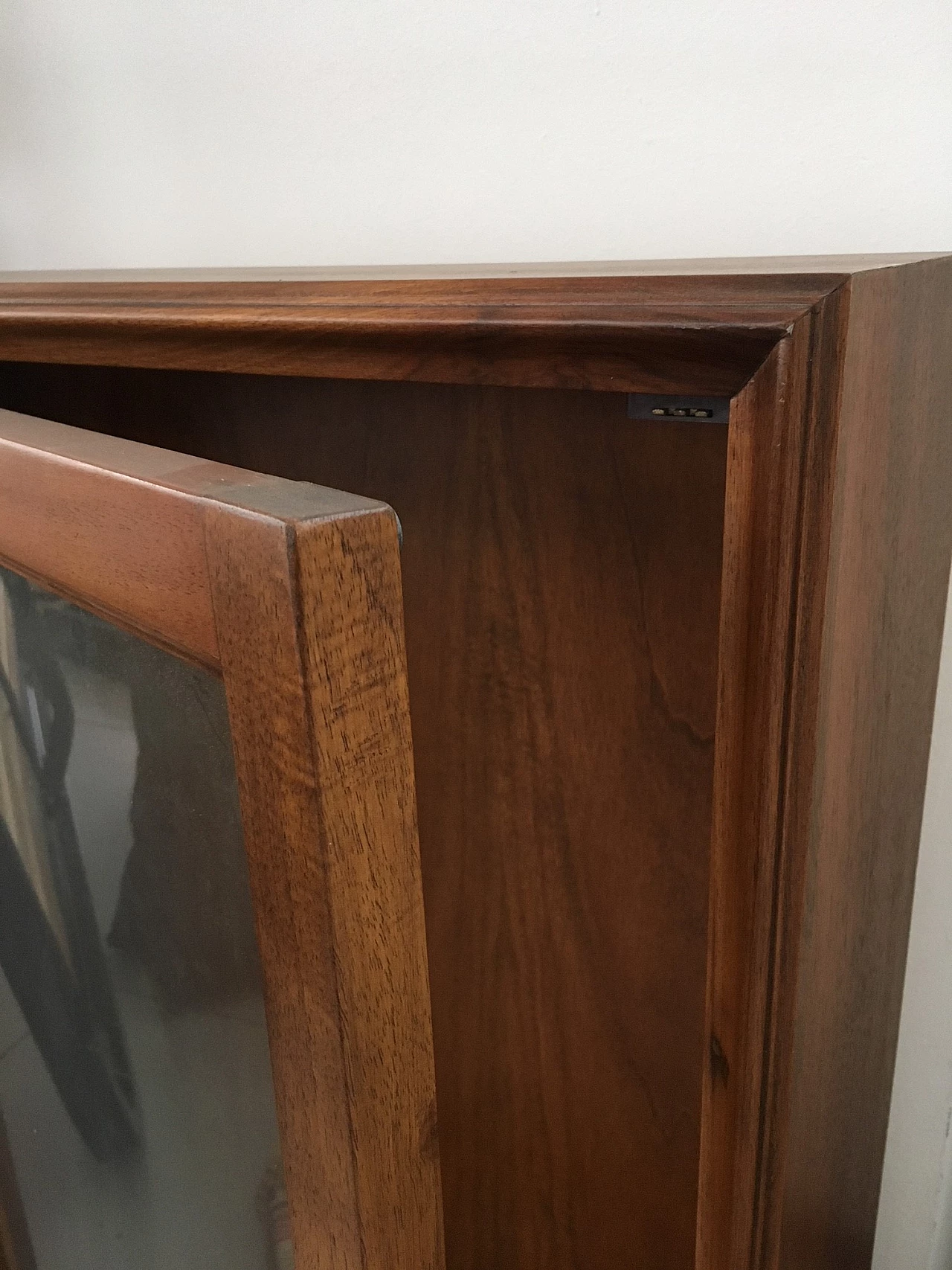 Vetrinetta a muro in noce massello, anni 2000 4