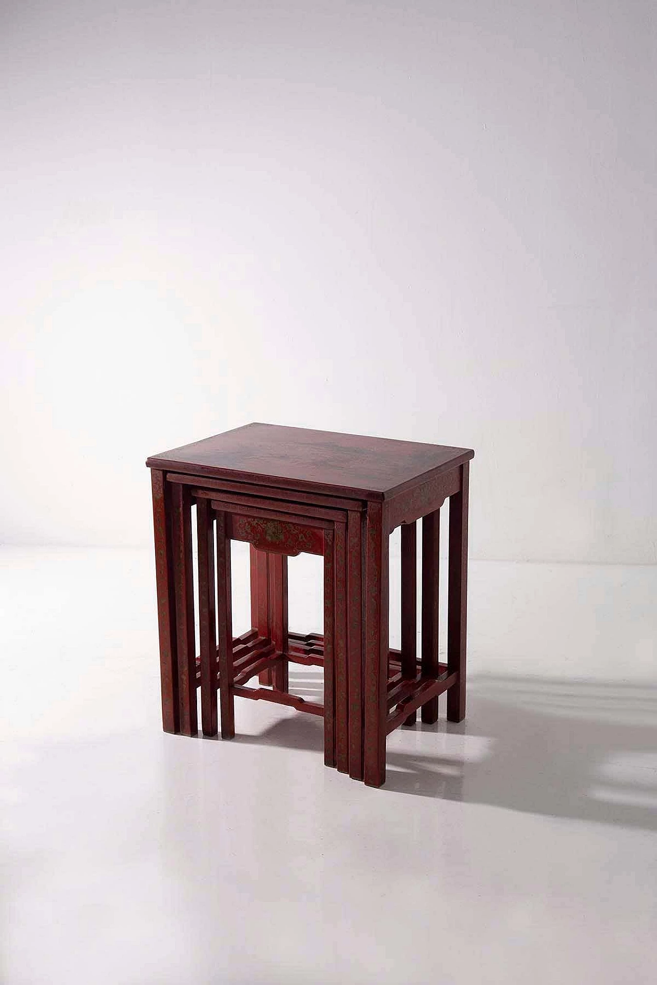 4 Chinese nesting coffee tables in red lacquered wood, late 19th century 1
