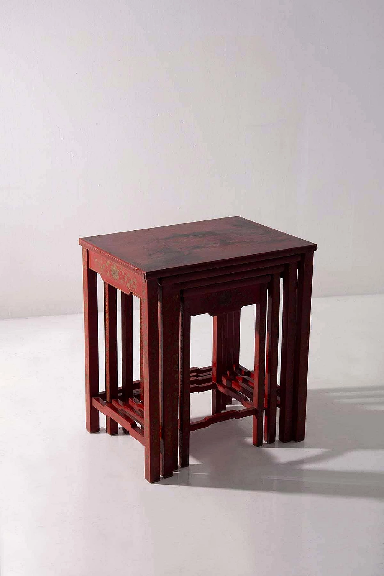 4 Chinese nesting coffee tables in red lacquered wood, late 19th century 2