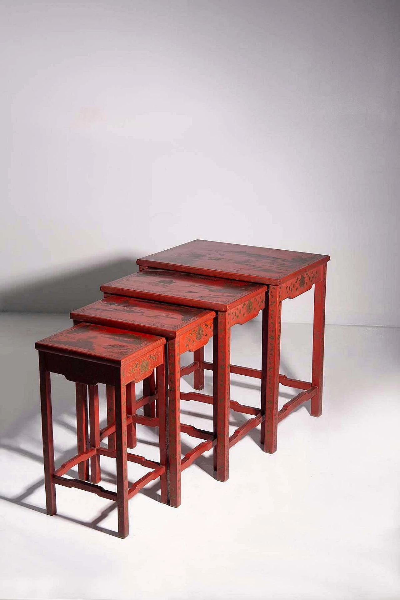 4 Chinese nesting coffee tables in red lacquered wood, late 19th century 4