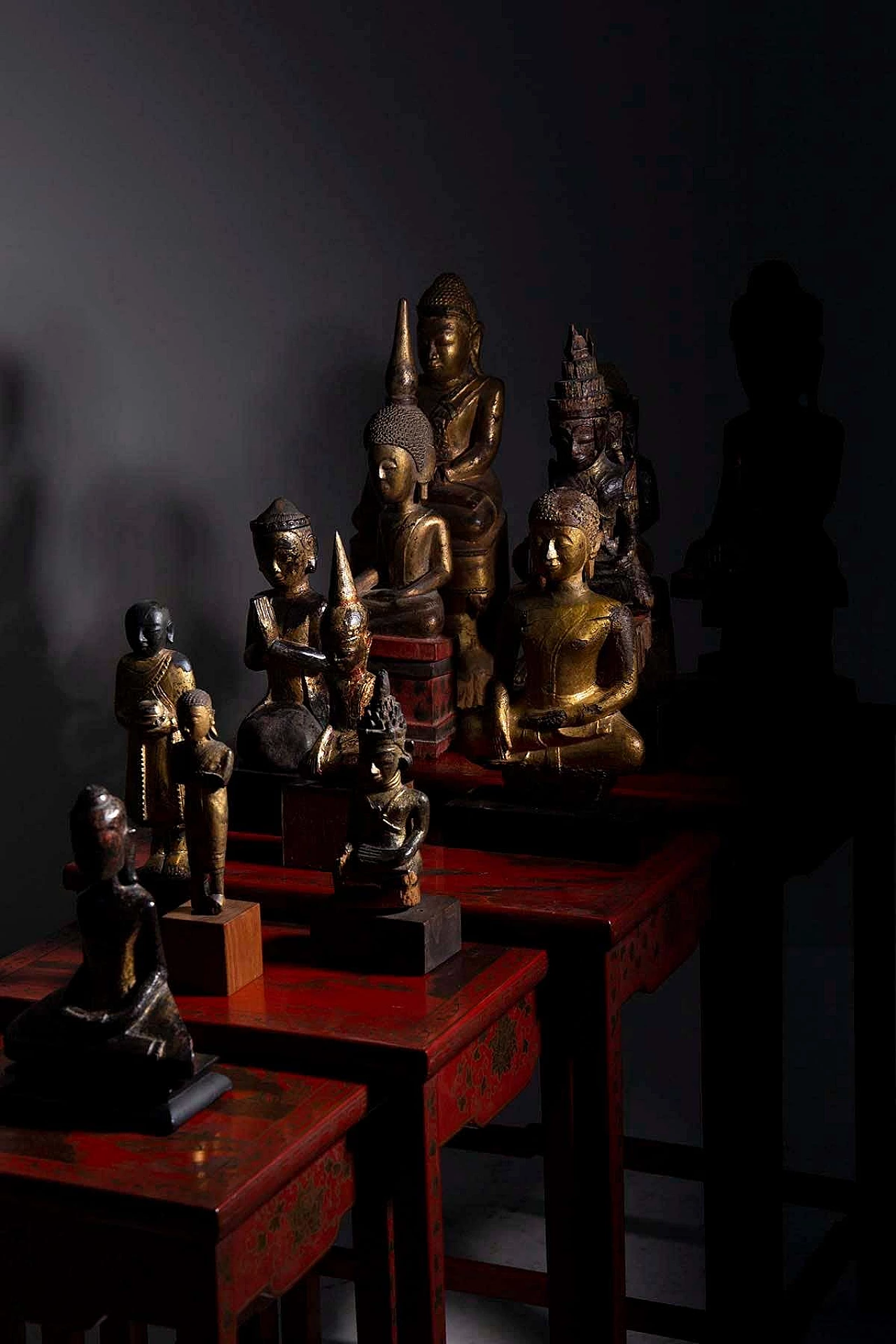 4 Chinese nesting coffee tables in red lacquered wood, late 19th century 5