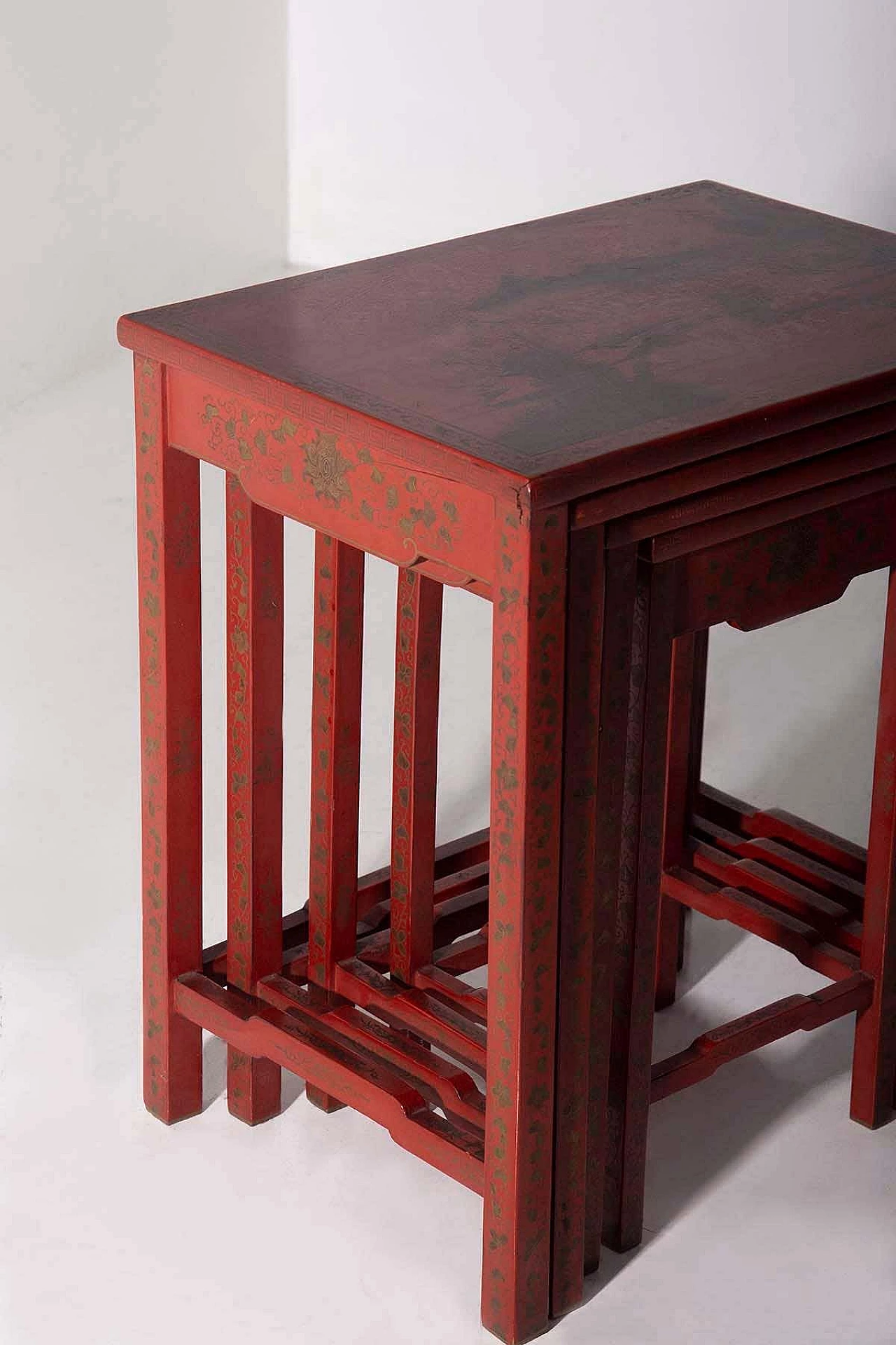 4 Chinese nesting coffee tables in red lacquered wood, late 19th century 8