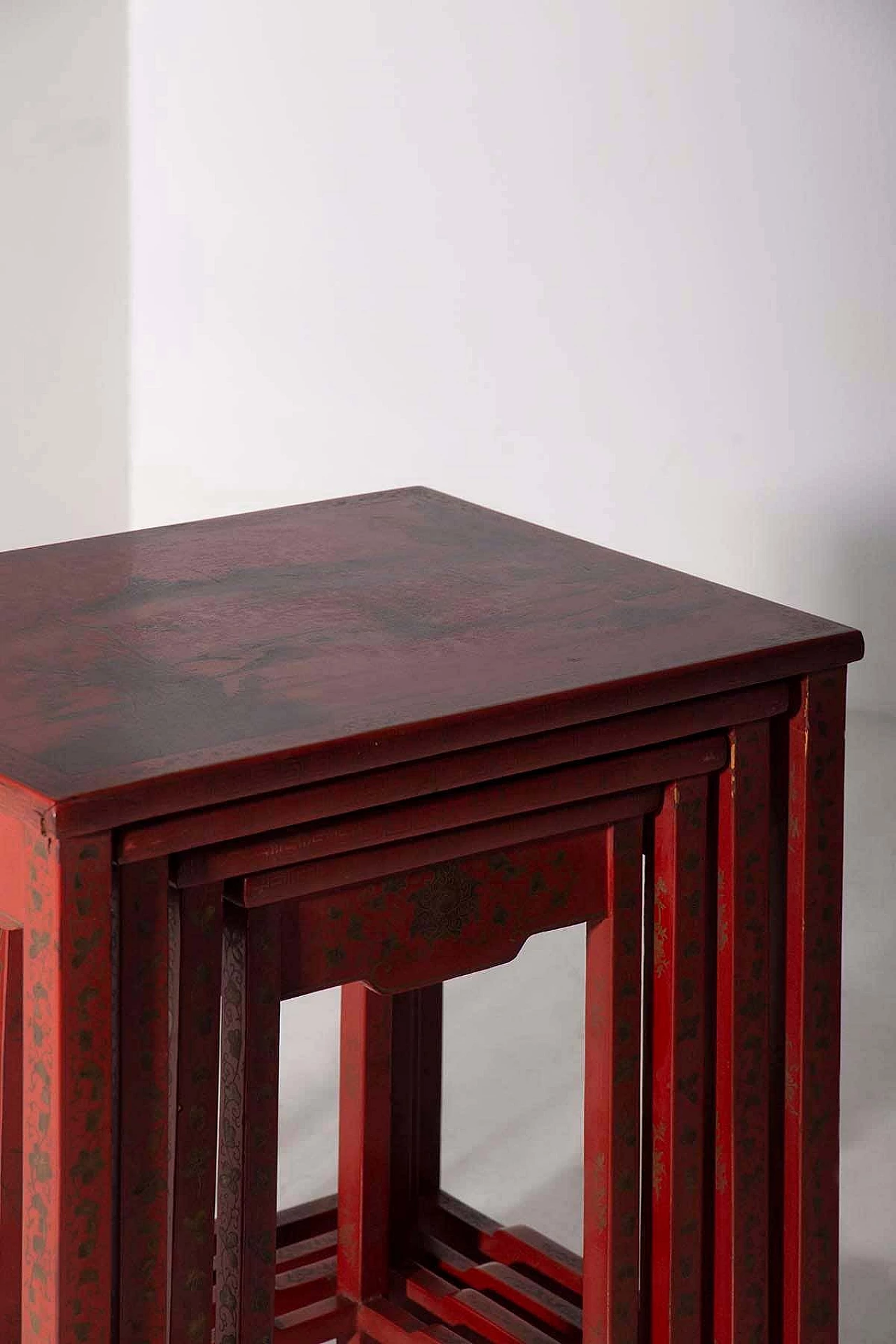 4 Chinese nesting coffee tables in red lacquered wood, late 19th century 9
