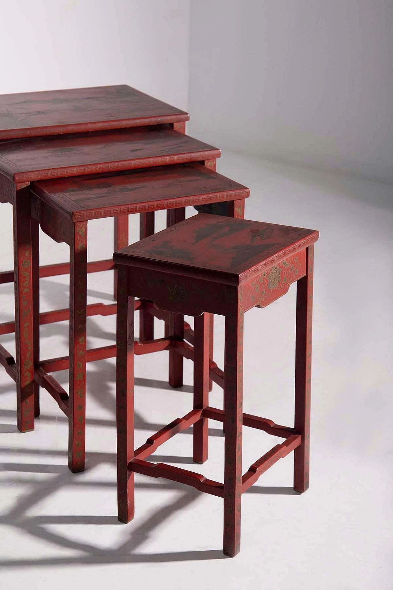 4 Chinese nesting coffee tables in red lacquered wood, late 19th century 12