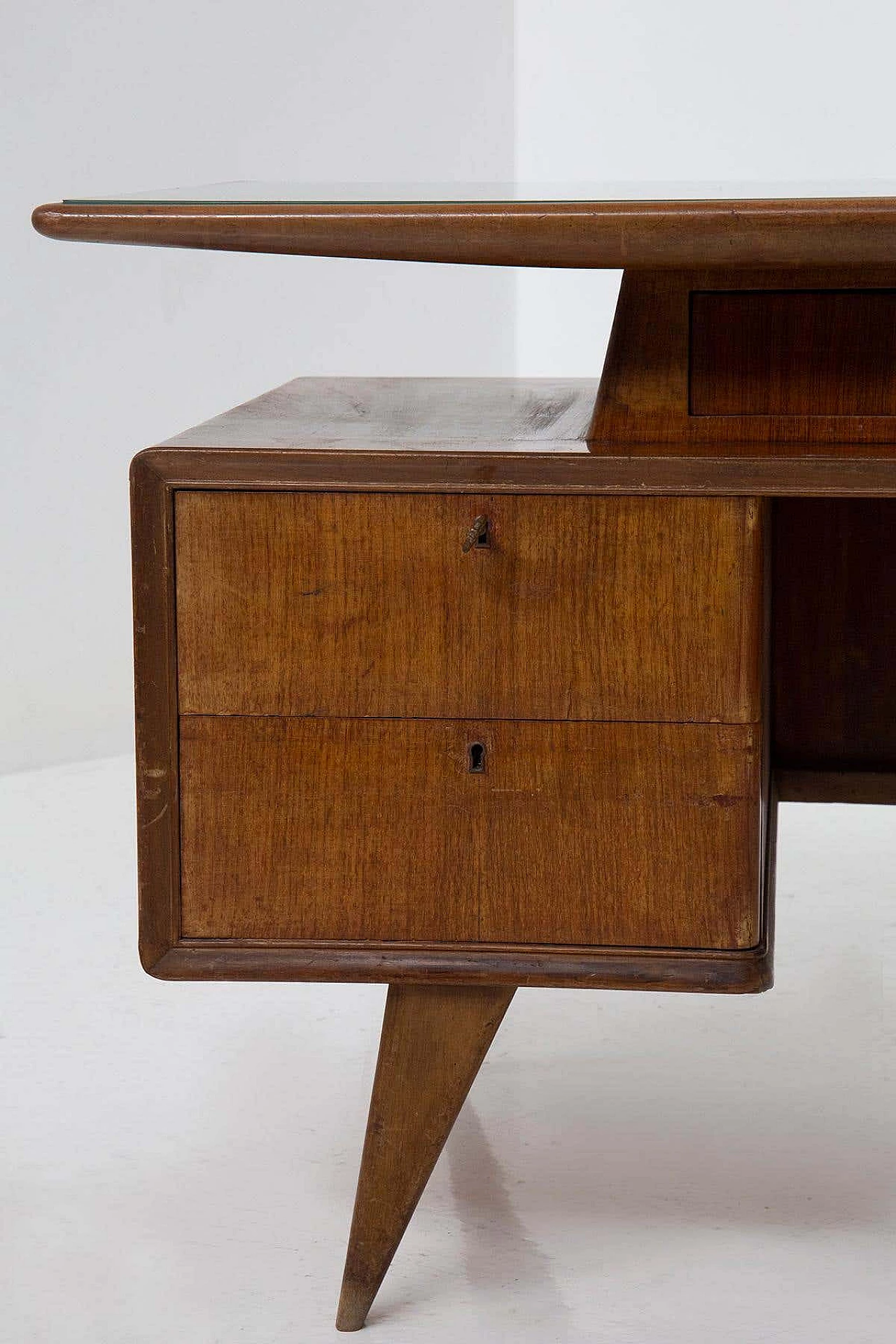 Scrivania in noce con piano forma di bumerang in vetro verde, anni '50 10