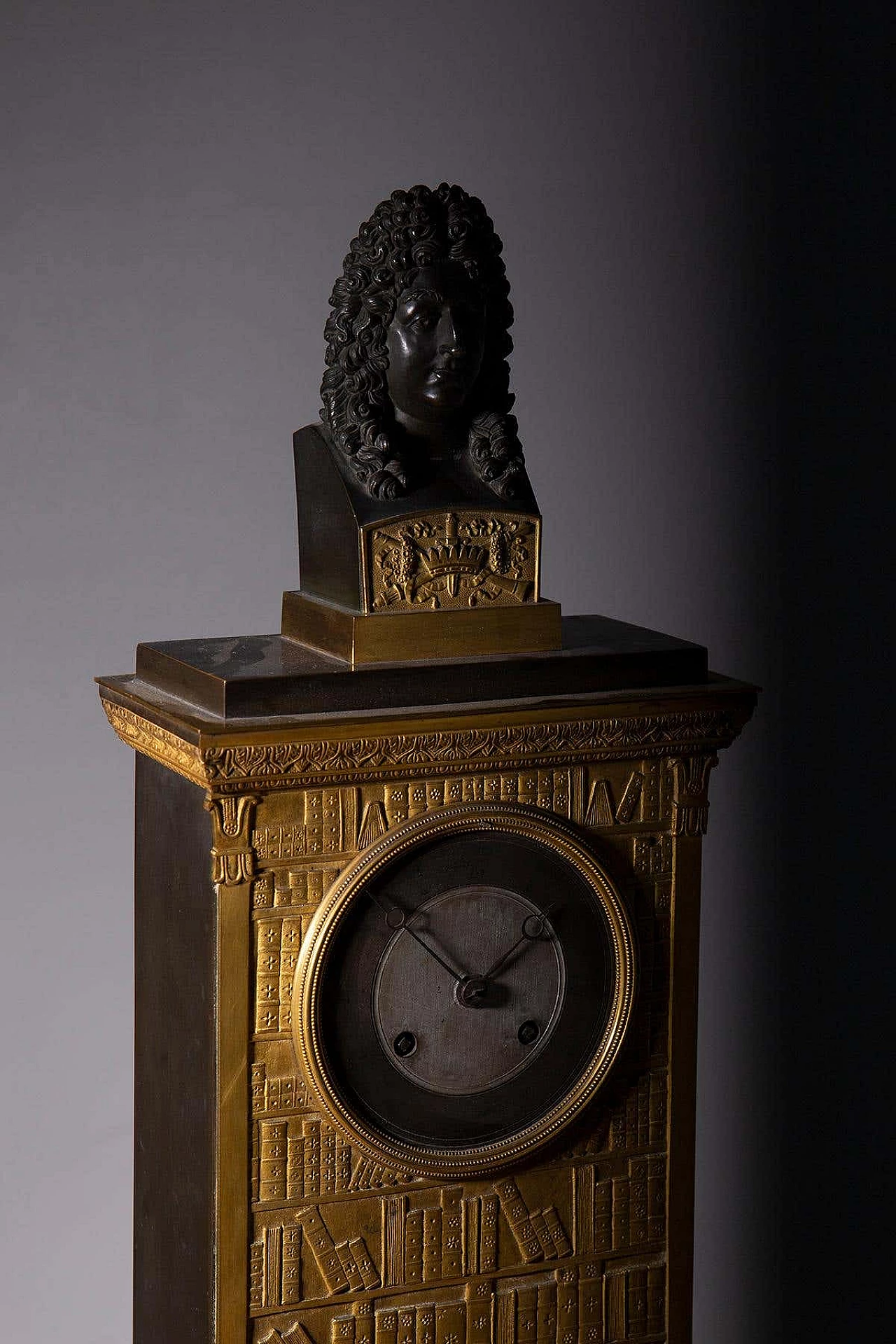Gilt bronze clock in the style of Louis XIV with engraving of a library, 19th century 3
