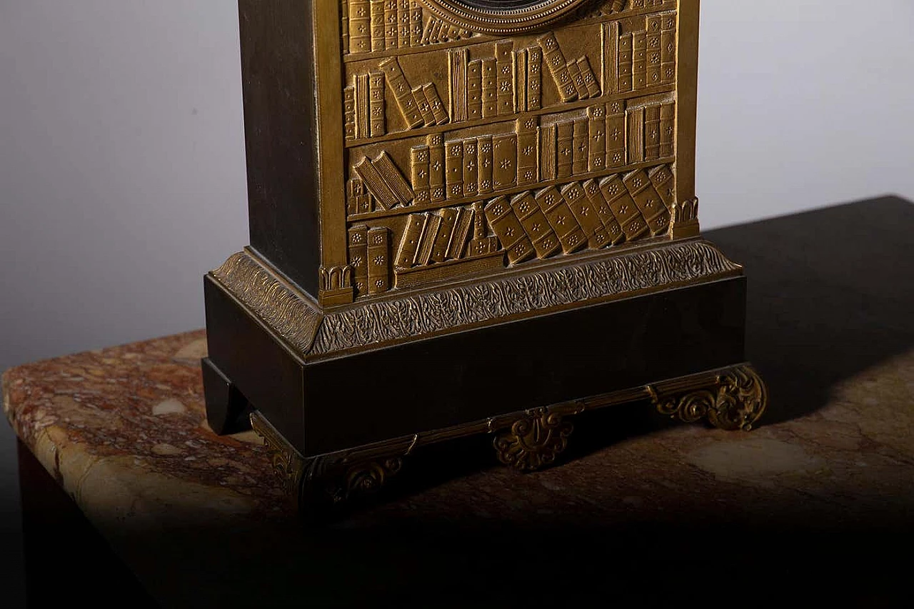 Gilt bronze clock in the style of Louis XIV with engraving of a library, 19th century 4