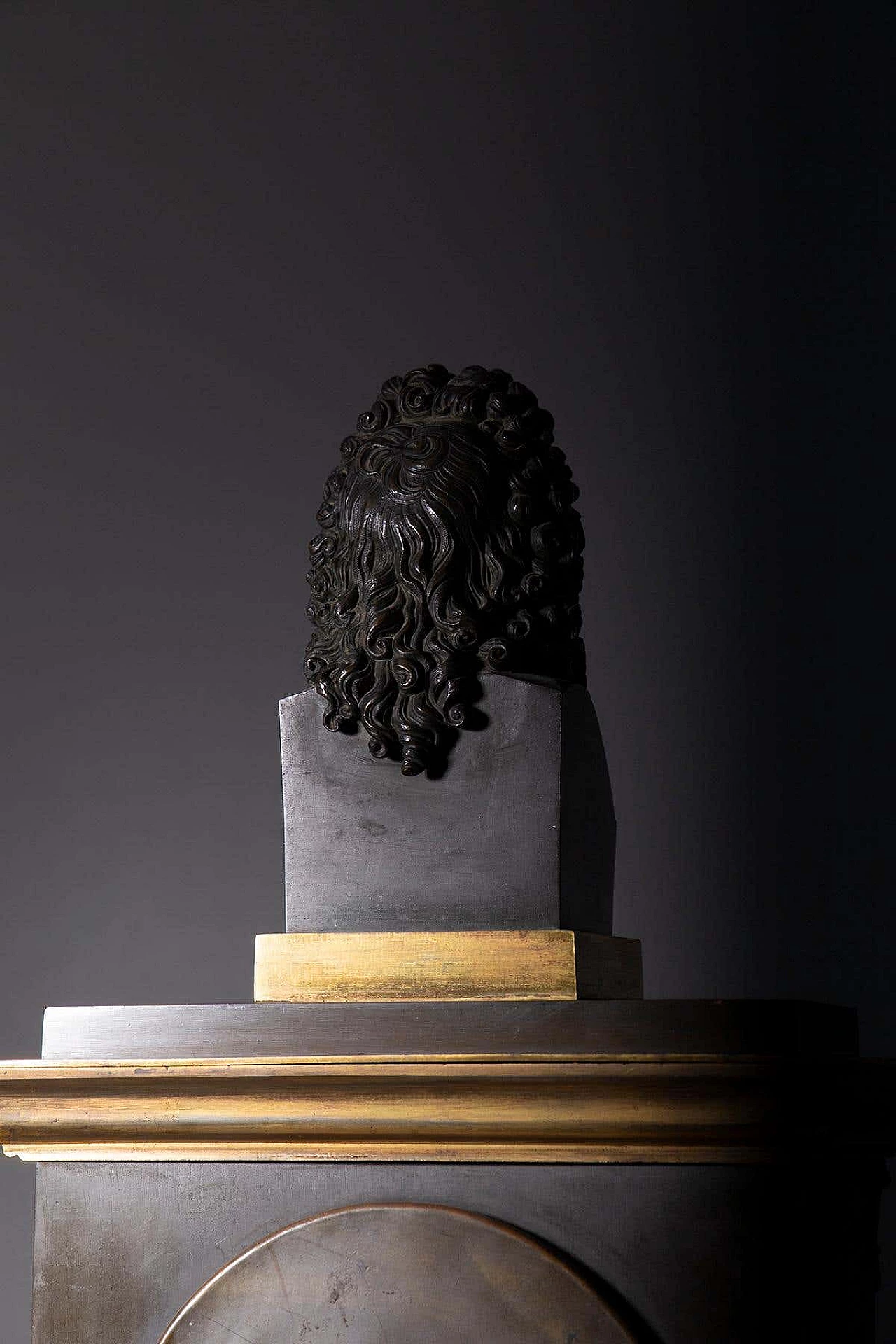 Gilt bronze clock in the style of Louis XIV with engraving of a library, 19th century 5