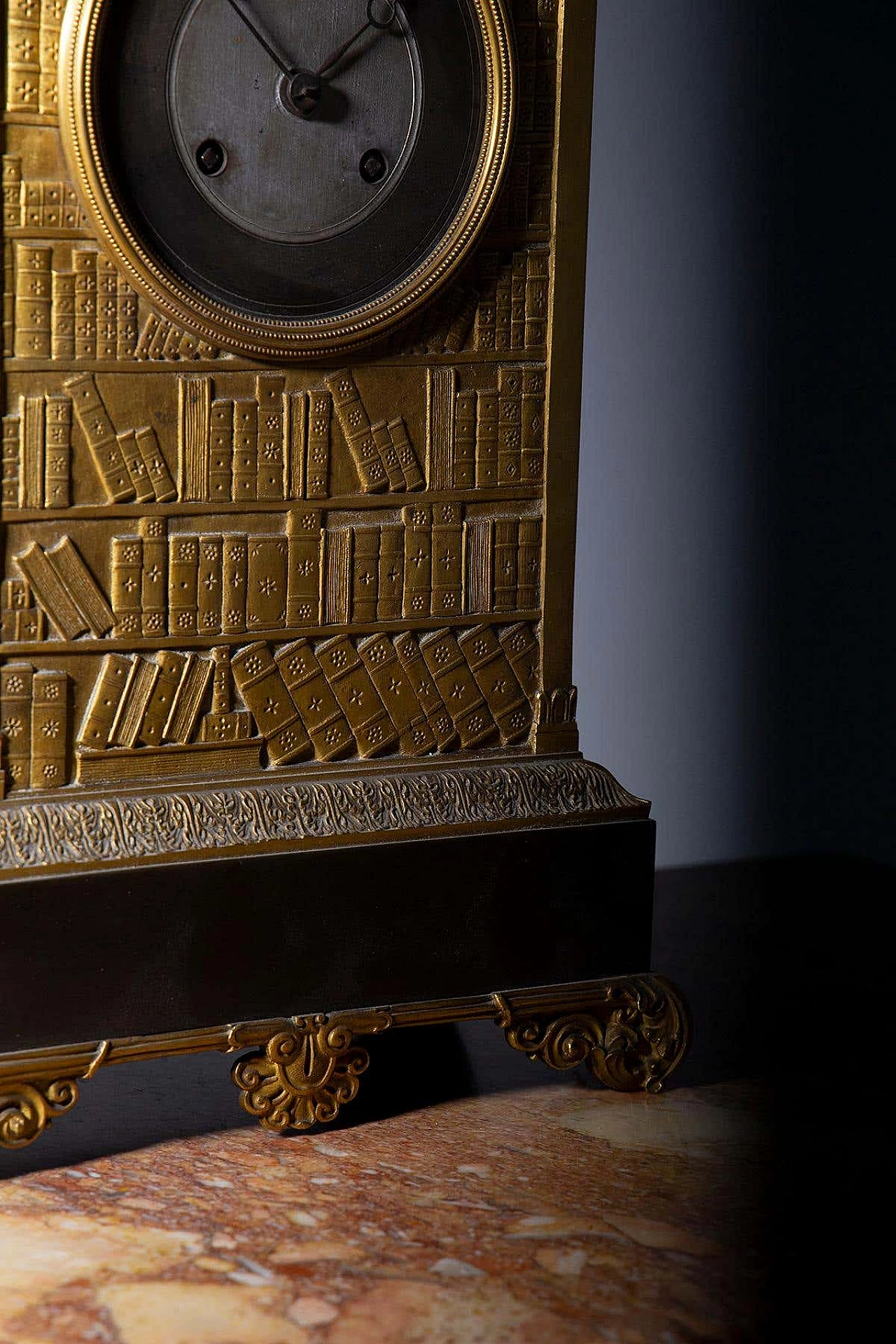 Gilt bronze clock in the style of Louis XIV with engraving of a library, 19th century 6