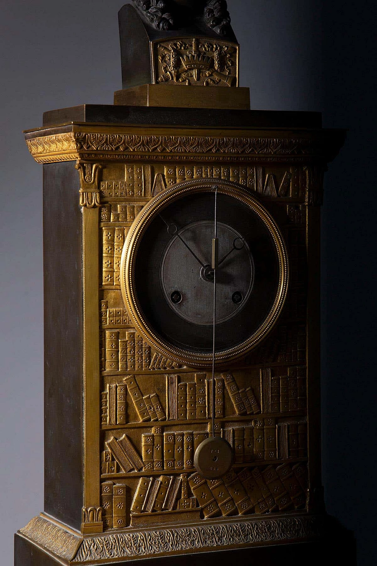 Gilt bronze clock in the style of Louis XIV with engraving of a library, 19th century 9