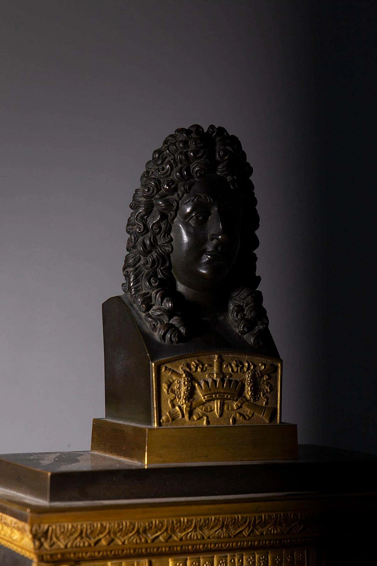 Gilt bronze clock in the style of Louis XIV with engraving of a library, 19th century 10