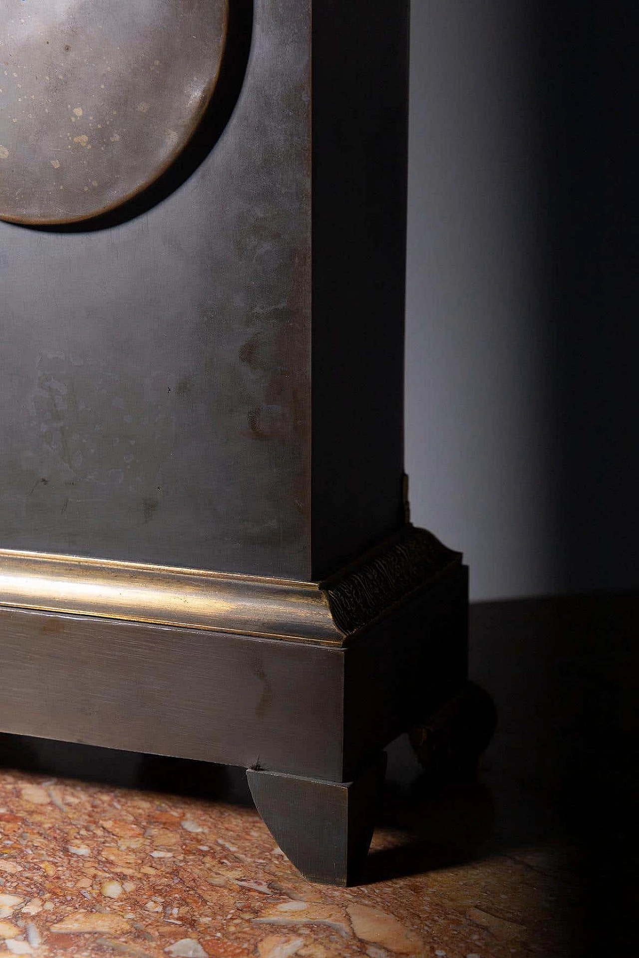 Gilt bronze clock in the style of Louis XIV with engraving of a library, 19th century 12
