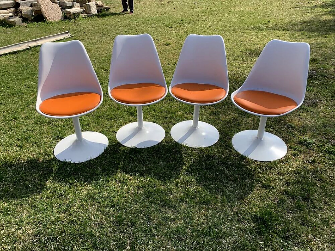 4 Sedie girevoli Tulip arancio attribuite a Eero Saarinen per Knoll, 1956 1