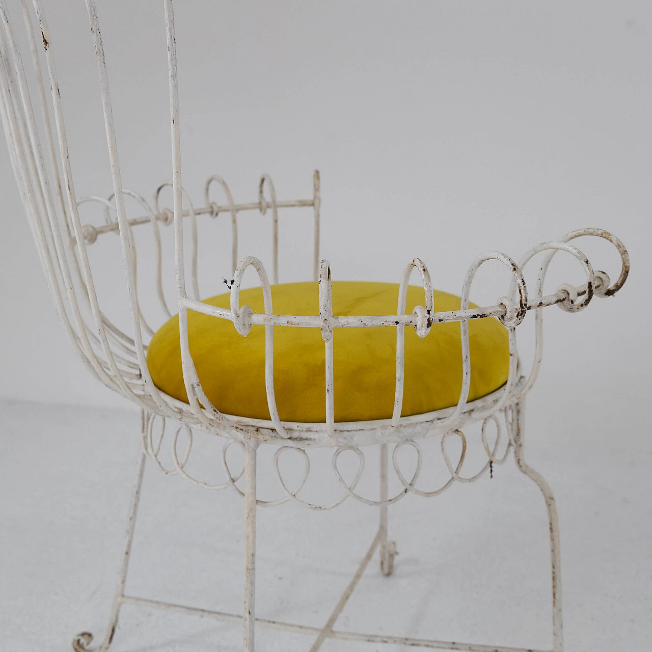 Coppia di sedie in ferro e velluto giallo, anni '50 7