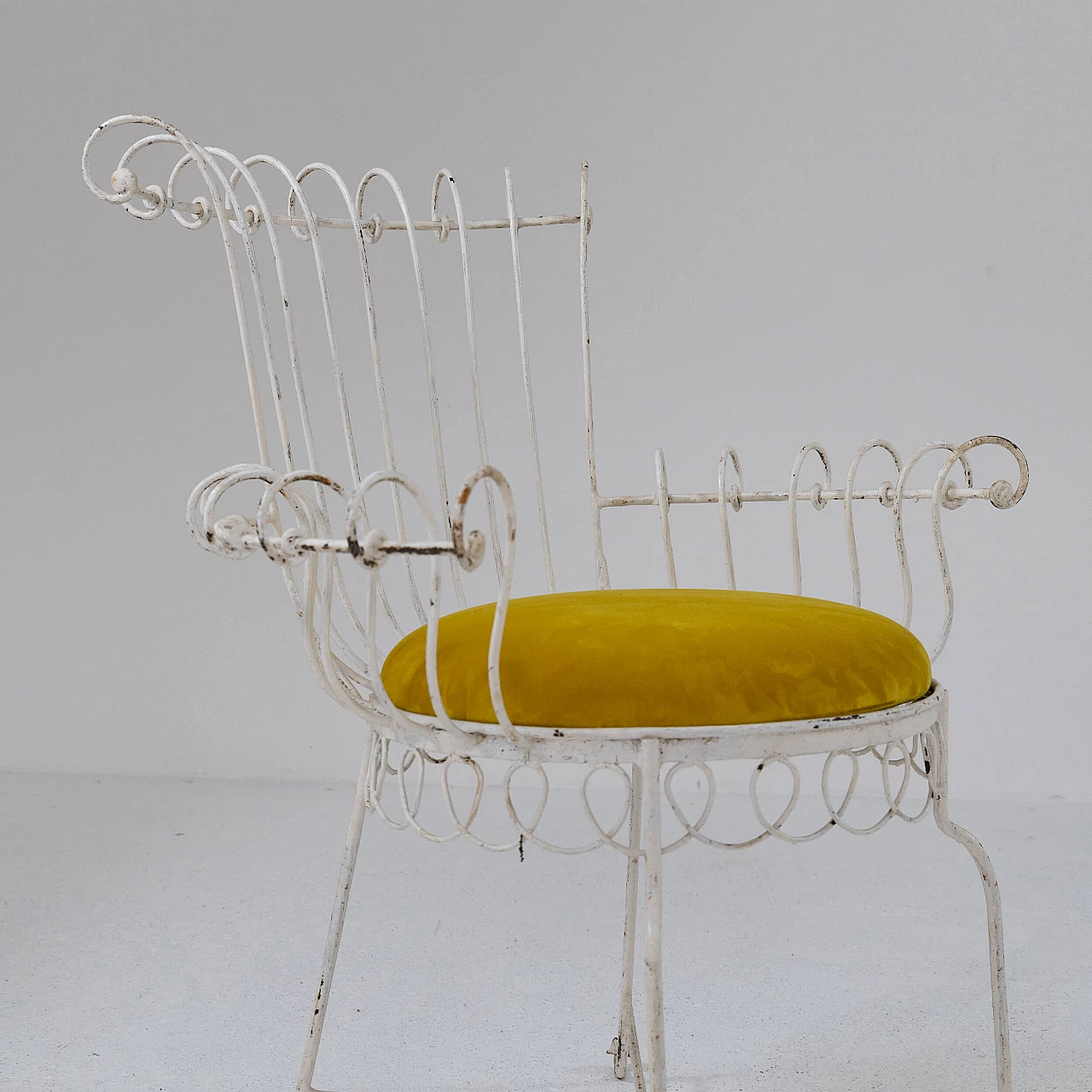 Coppia di sedie in ferro e velluto giallo, anni '50 9