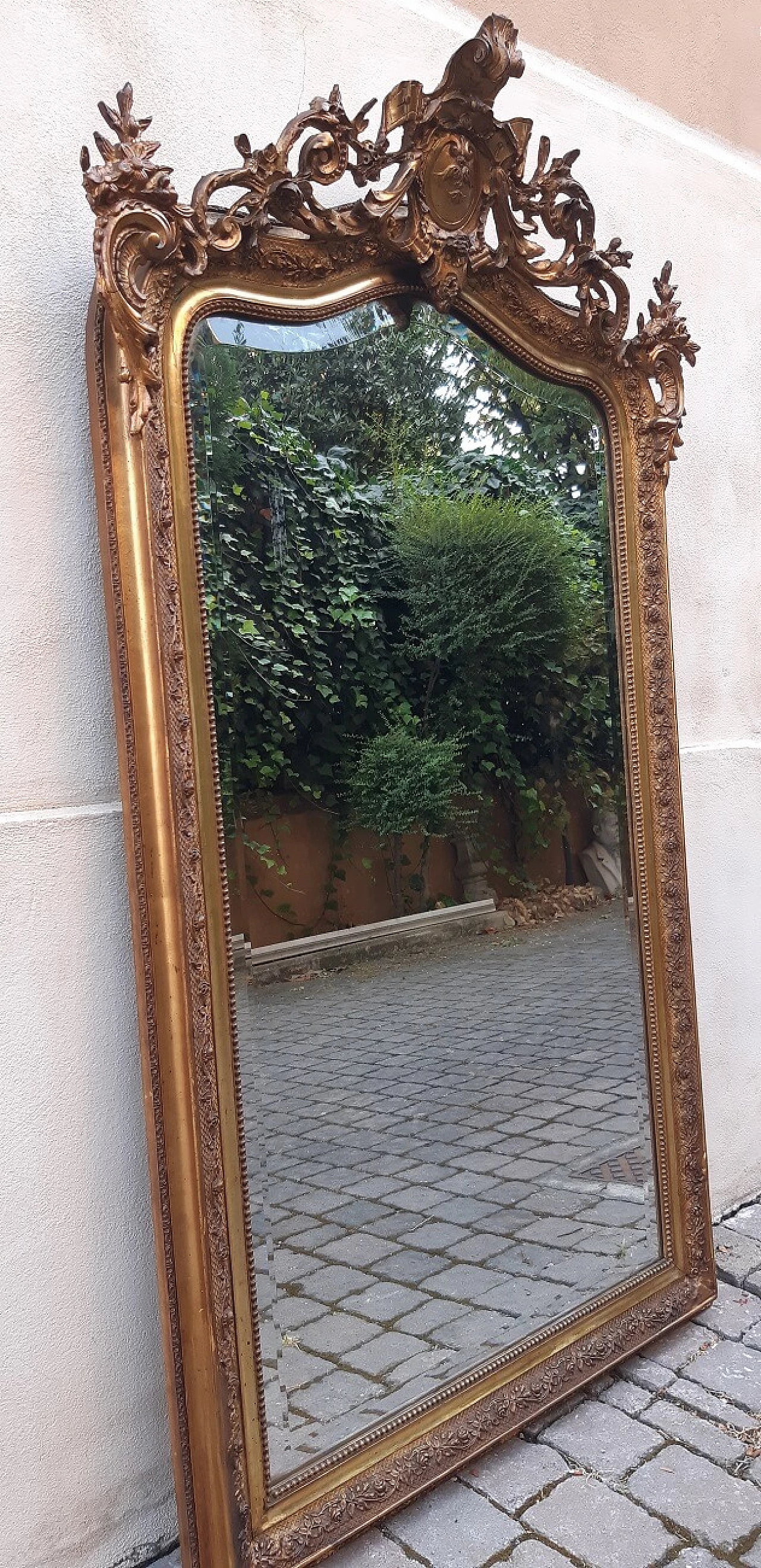 Parisian gilded wood mirror with blazoned cymatium, 19th century 1