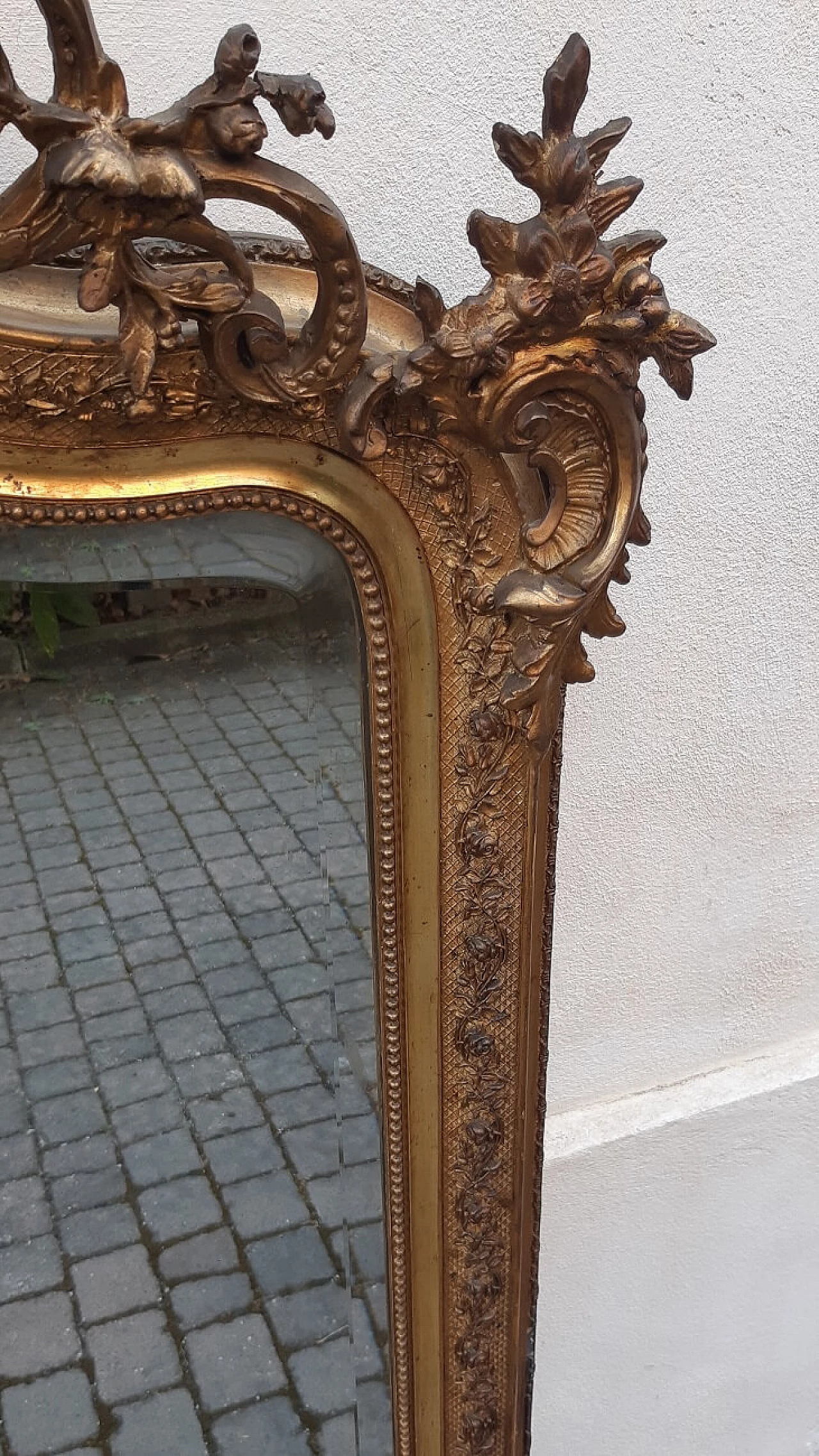 Parisian gilded wood mirror with blazoned cymatium, 19th century 2
