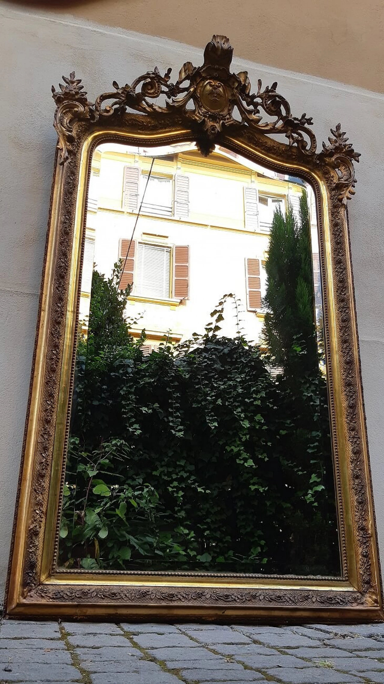 Parisian gilded wood mirror with blazoned cymatium, 19th century 3
