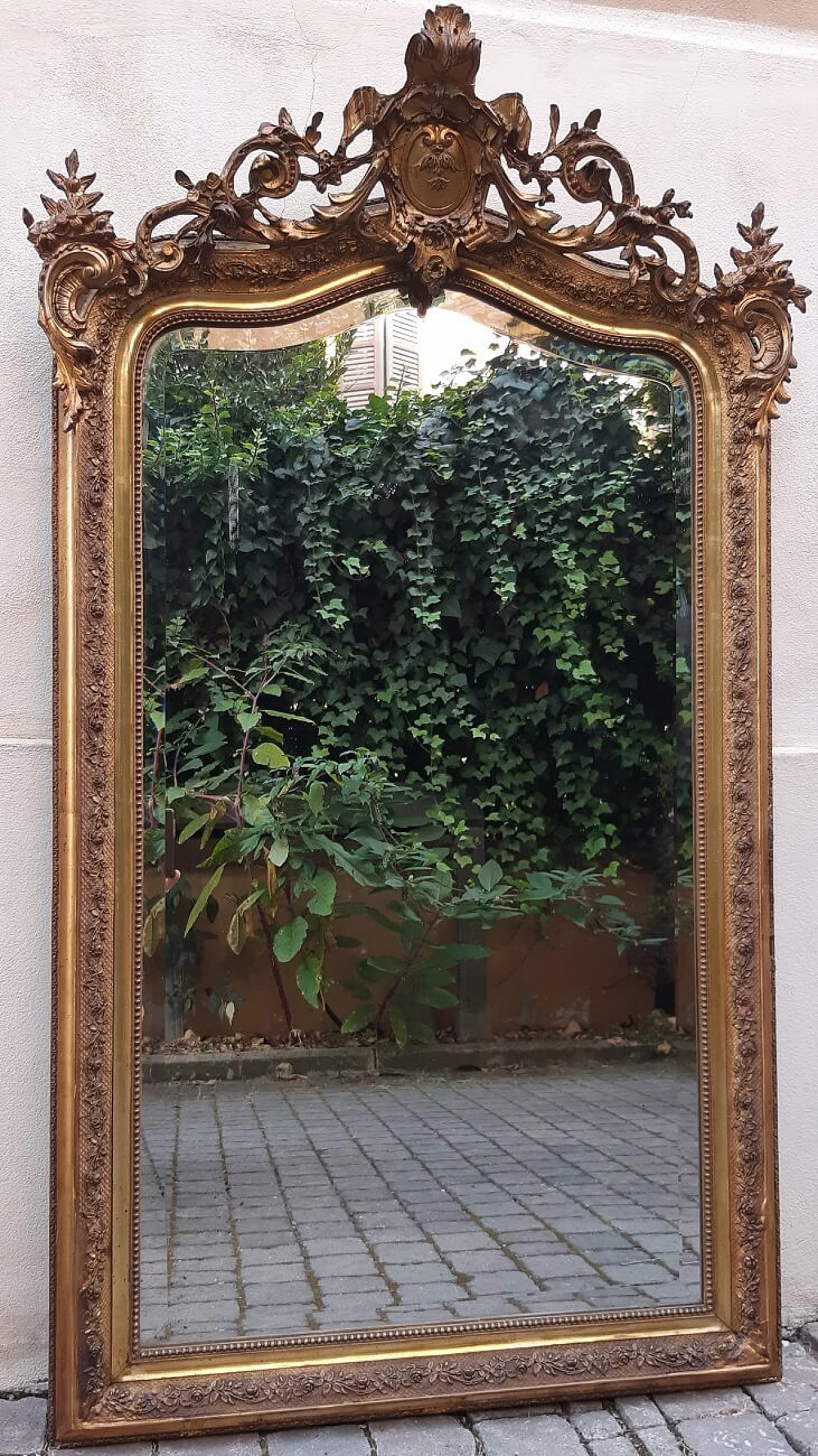 Parisian gilded wood mirror with blazoned cymatium, 19th century 4