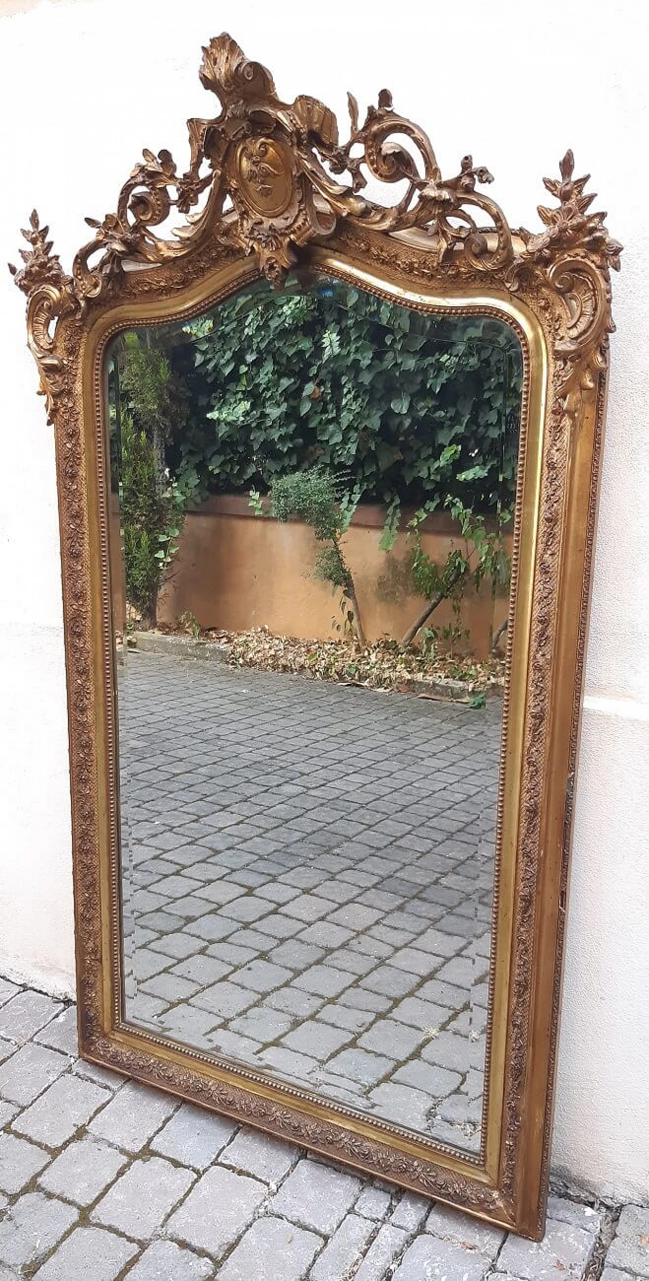 Parisian gilded wood mirror with blazoned cymatium, 19th century 7