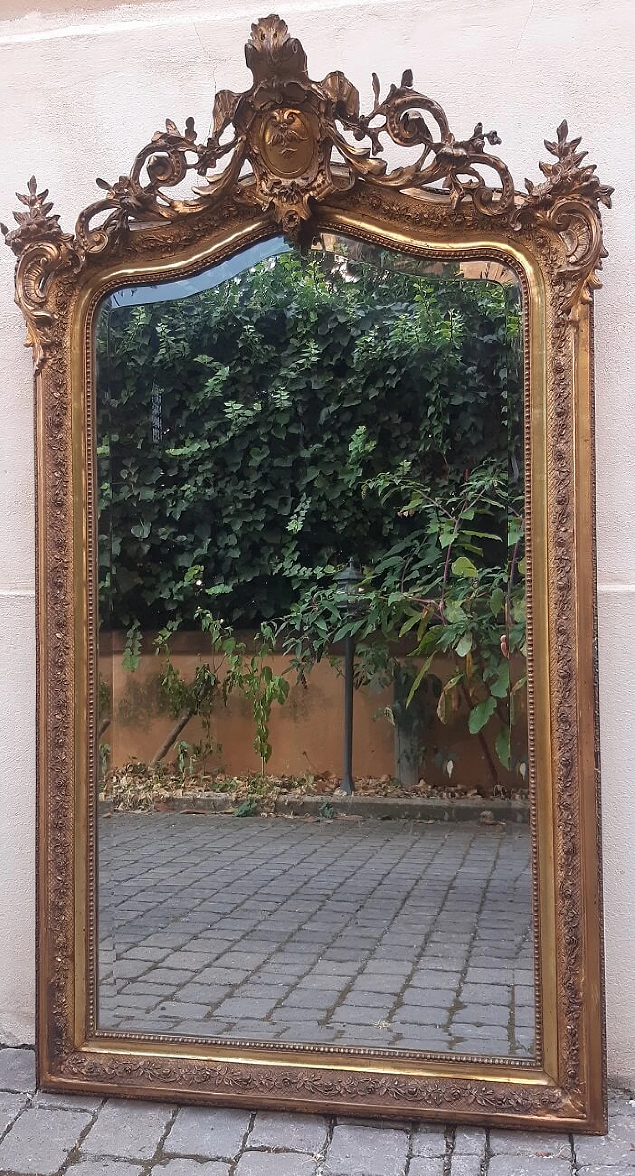 Parisian gilded wood mirror with blazoned cymatium, 19th century 8