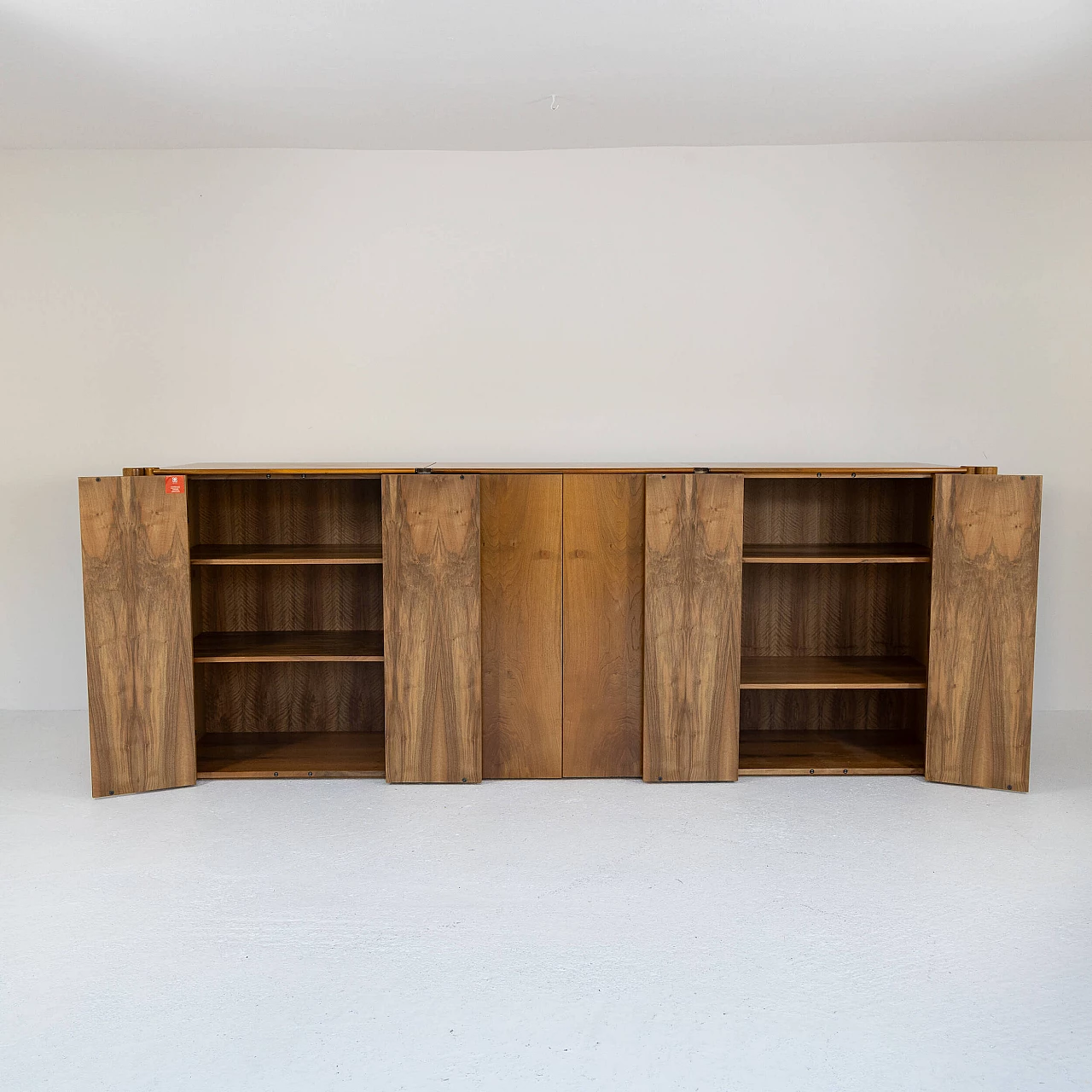 Credenza Scuderia in noce di Carlo Scarpa per Bernini, anni '70 2