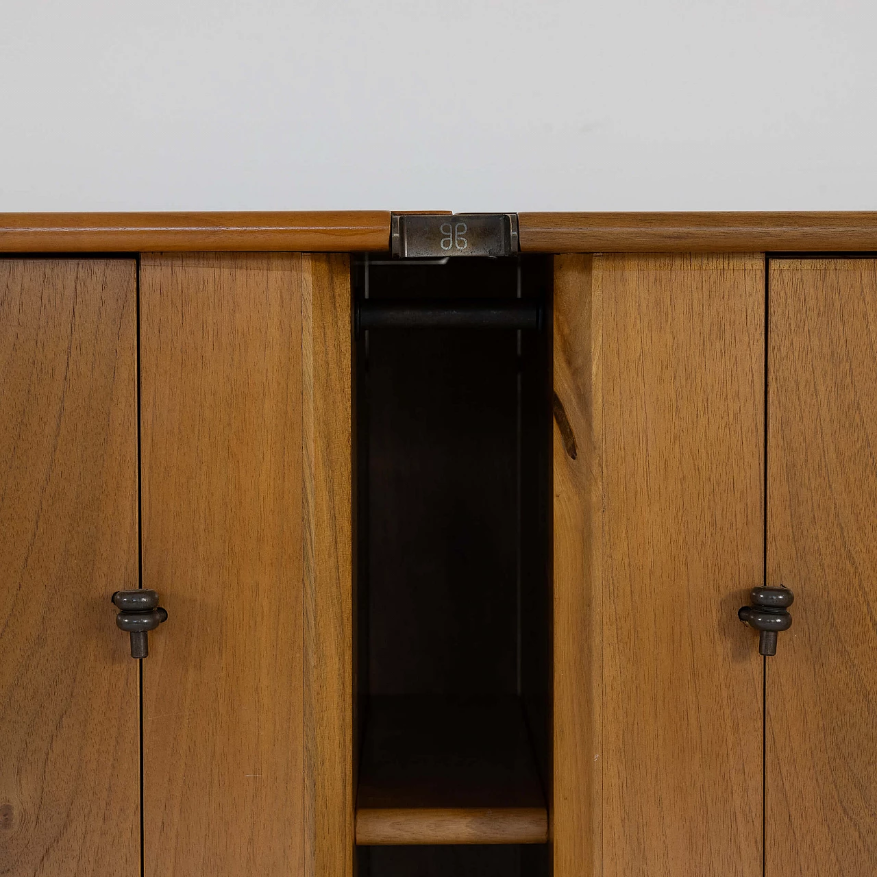 Credenza Scuderia in noce di Carlo Scarpa per Bernini, anni '70 5