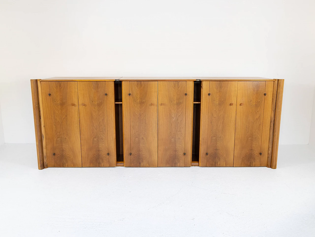Credenza Scuderia in noce di Carlo Scarpa per Bernini, anni '70 11