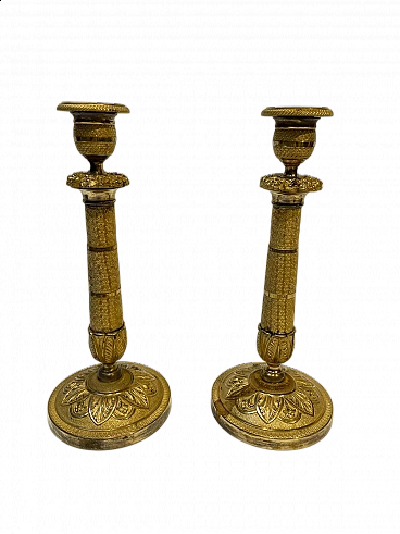 Coppia di candelabri in bronzo dorato con decorazione floreale, 1820