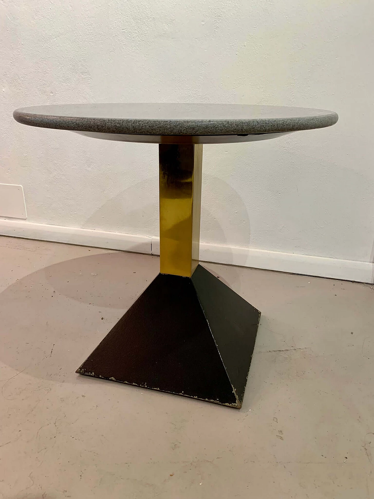 Tavolino in ottone, metallo laccato nero e granito, anni '80 1