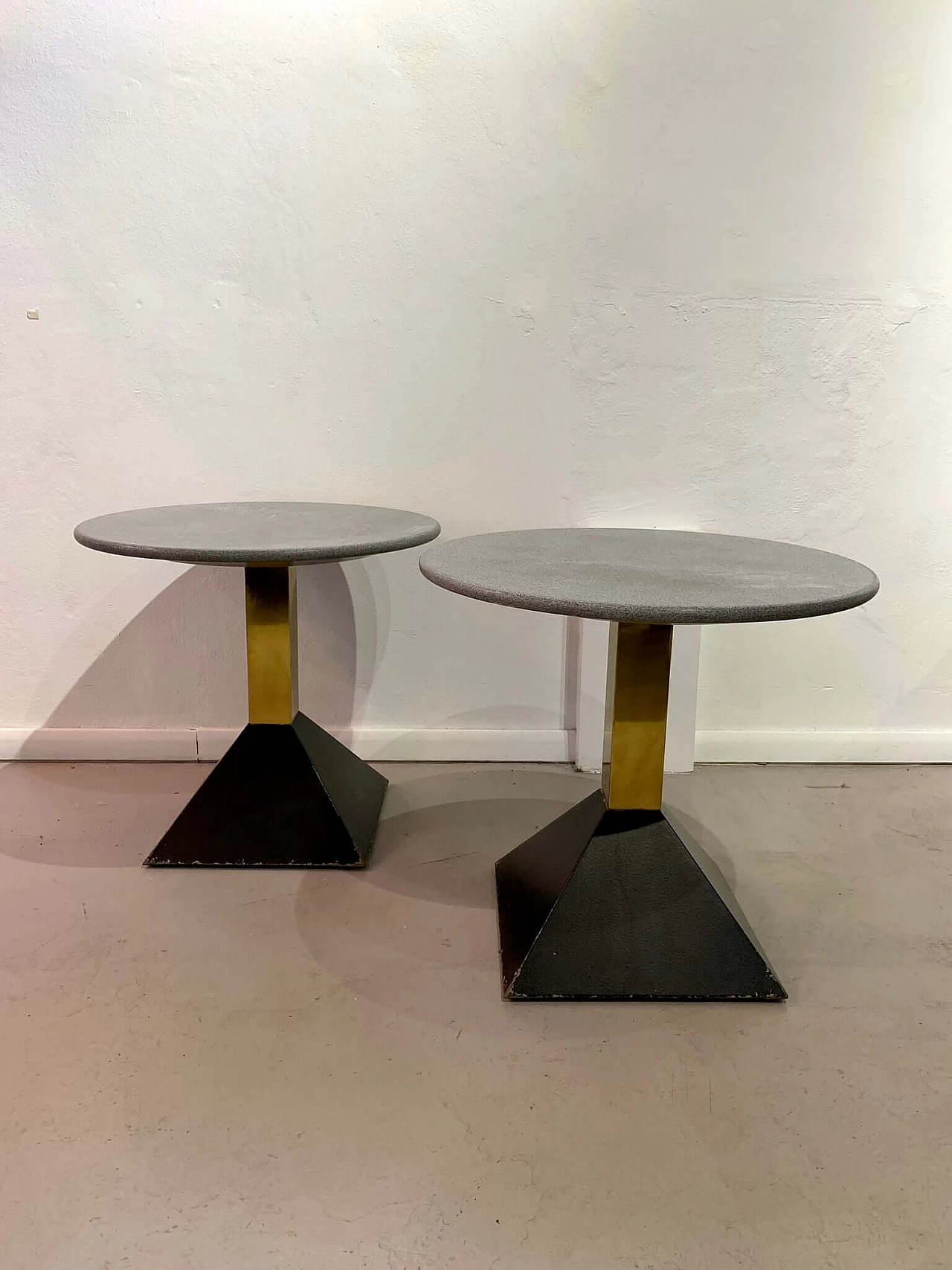 Tavolino in ottone, metallo laccato nero e granito, anni '80 2