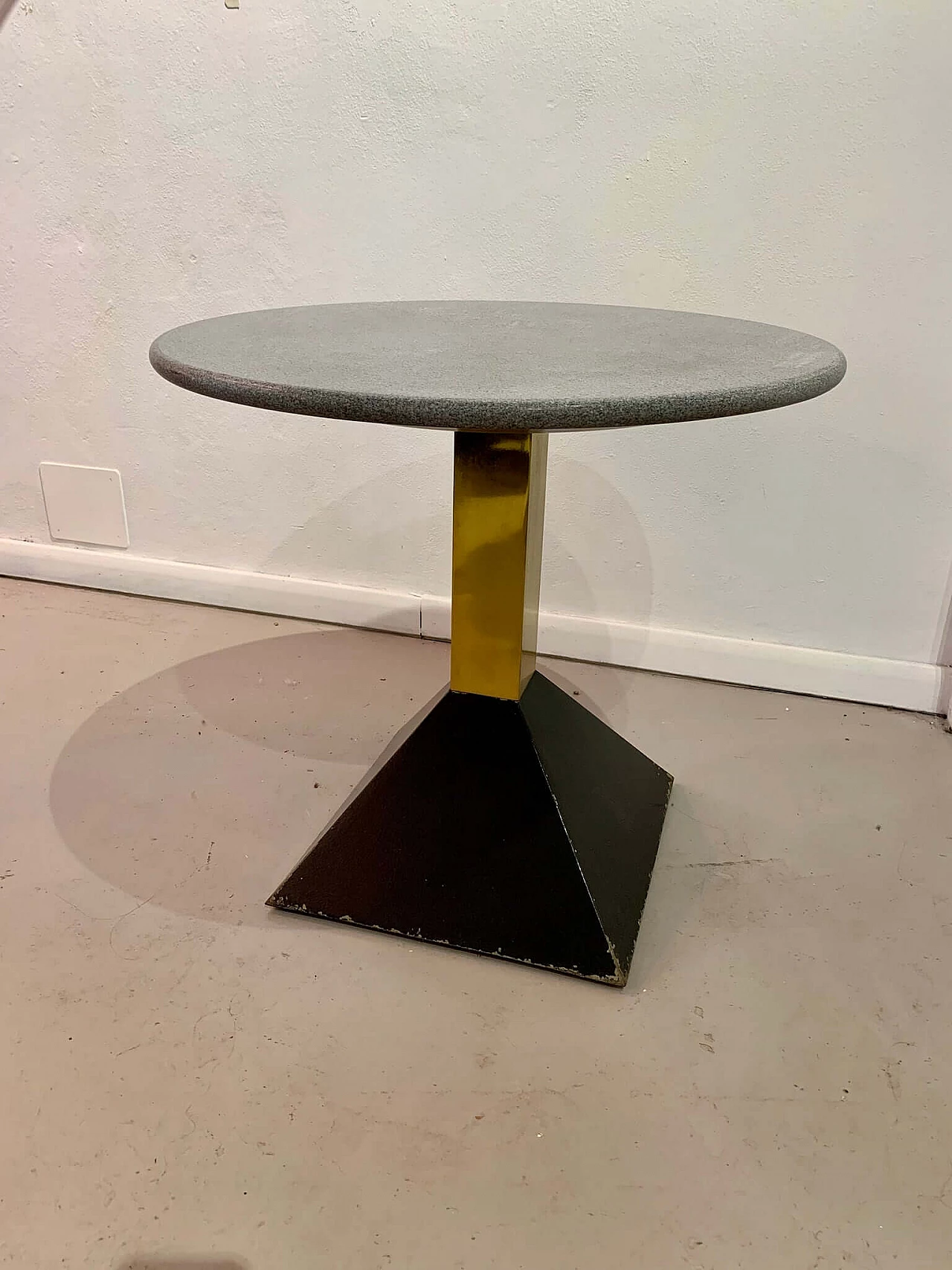Tavolino in ottone, metallo laccato nero e granito, anni '80 4