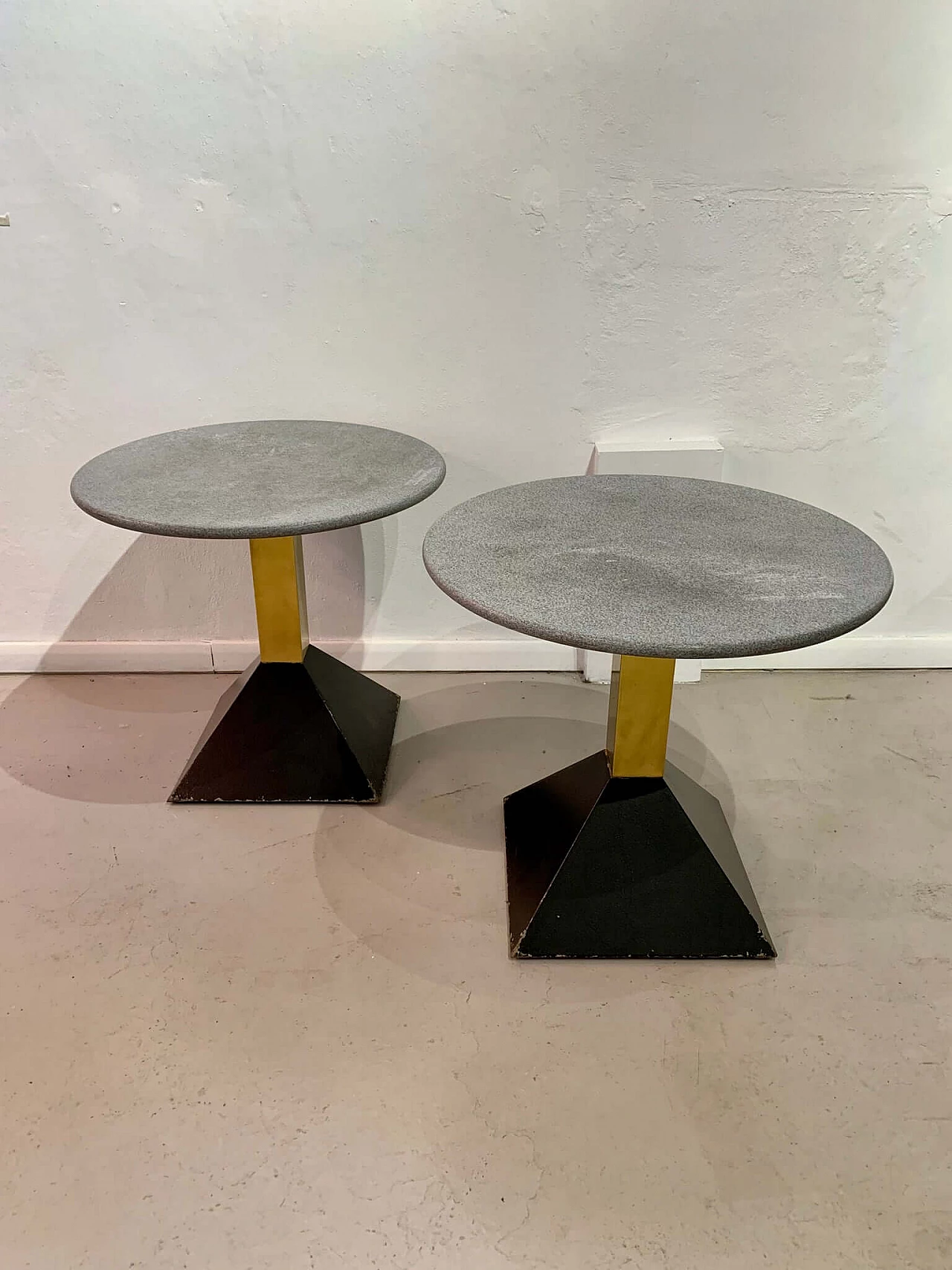 Tavolino in ottone, metallo laccato nero e granito, anni '80 5