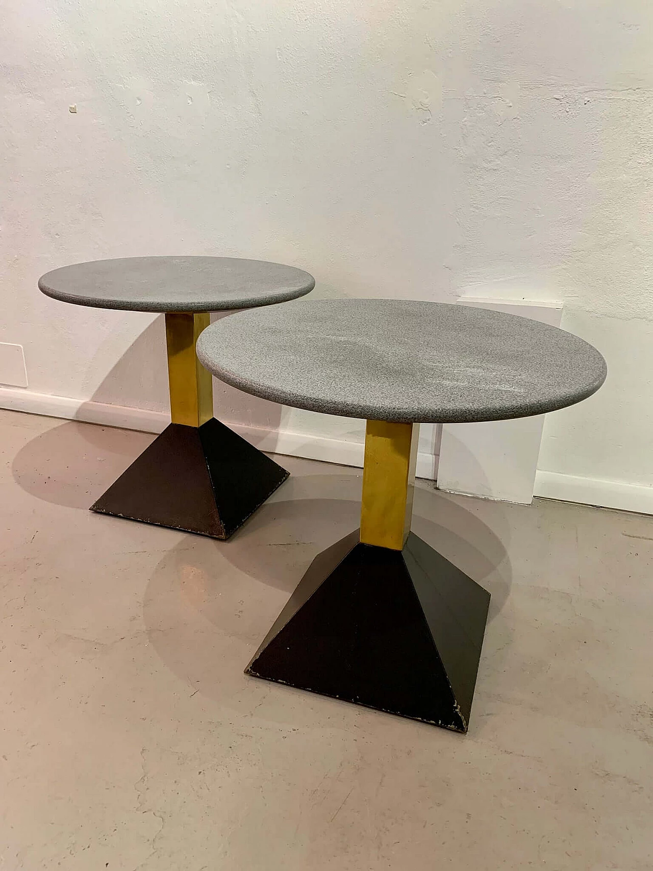 Tavolino in ottone, metallo laccato nero e granito, anni '80 7
