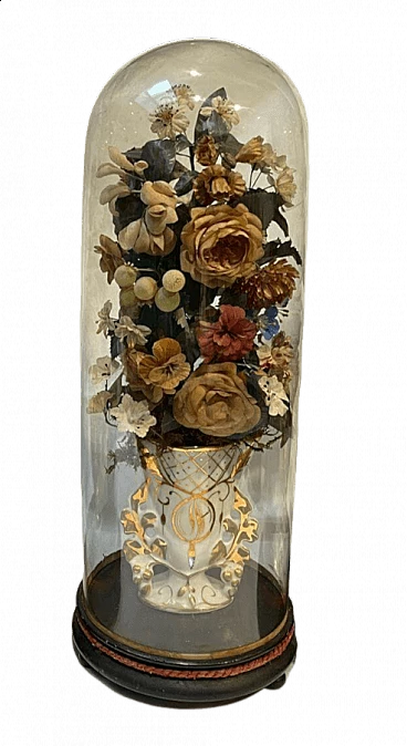 Composizione floreale in teca di vetro con vaso o cornucopia in ceramica, '800