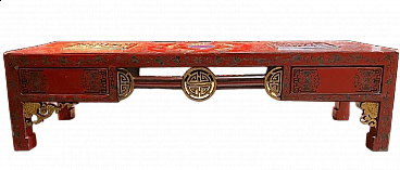 Tavolino cinese in legno laccato rosso con decorazioni floreali e scene, anni '30
