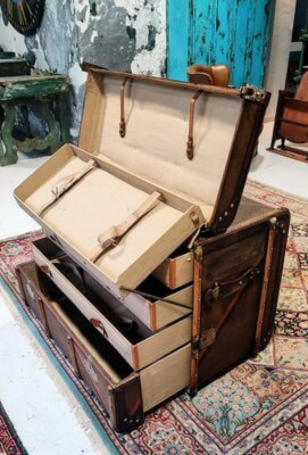 Six-drawer travel trunk, 1940s 3
