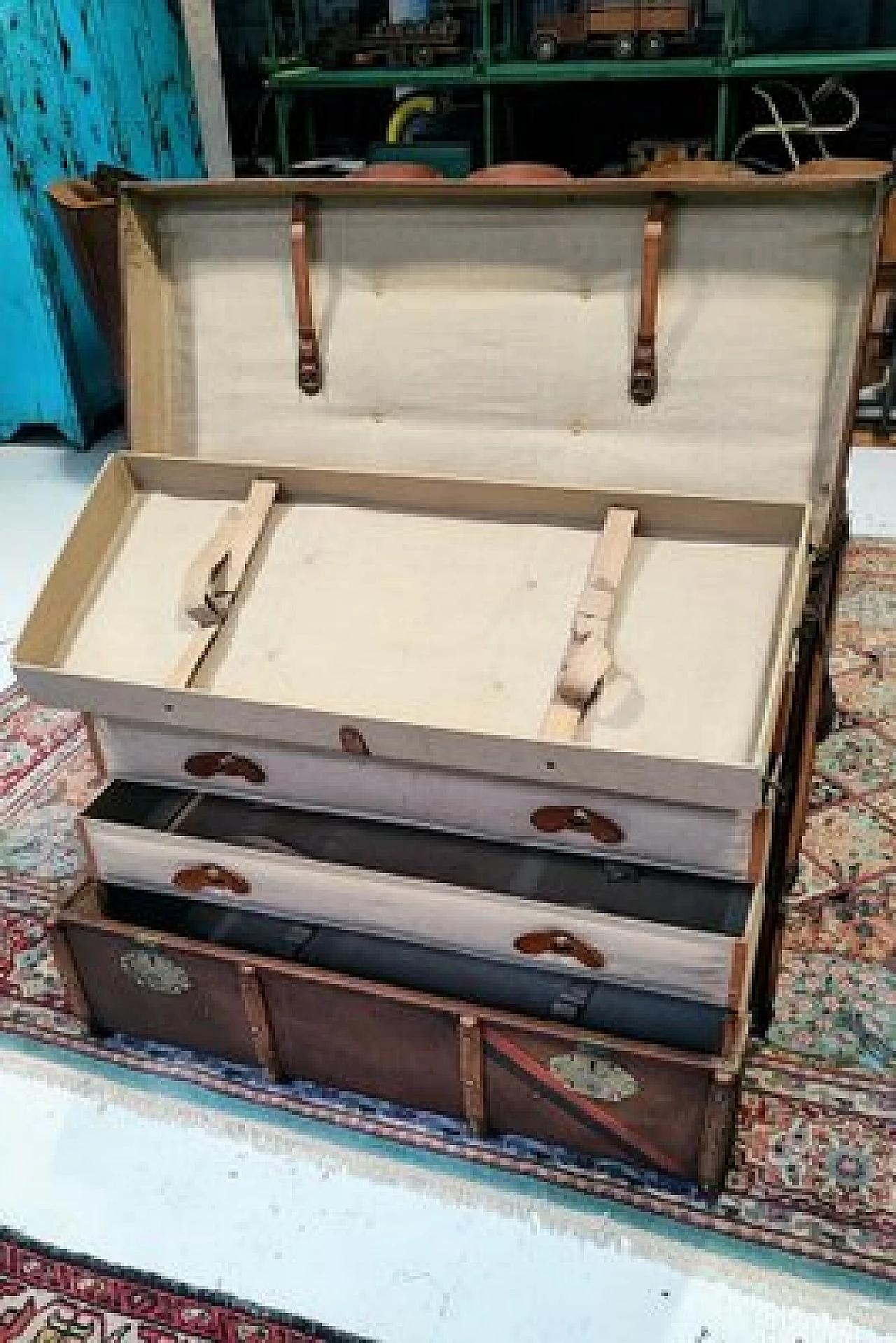 Six-drawer travel trunk, 1940s 4