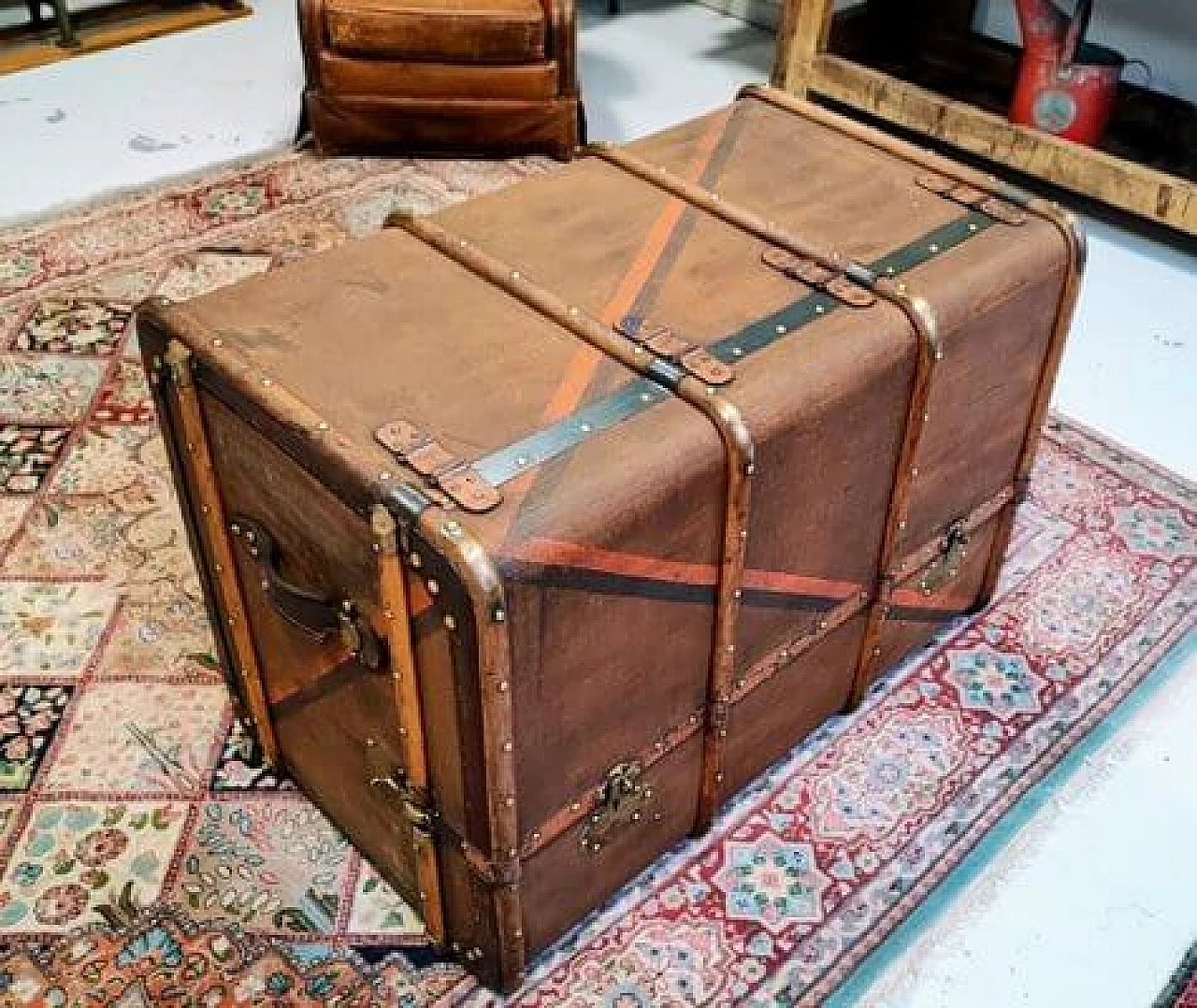Six-drawer travel trunk, 1940s 5